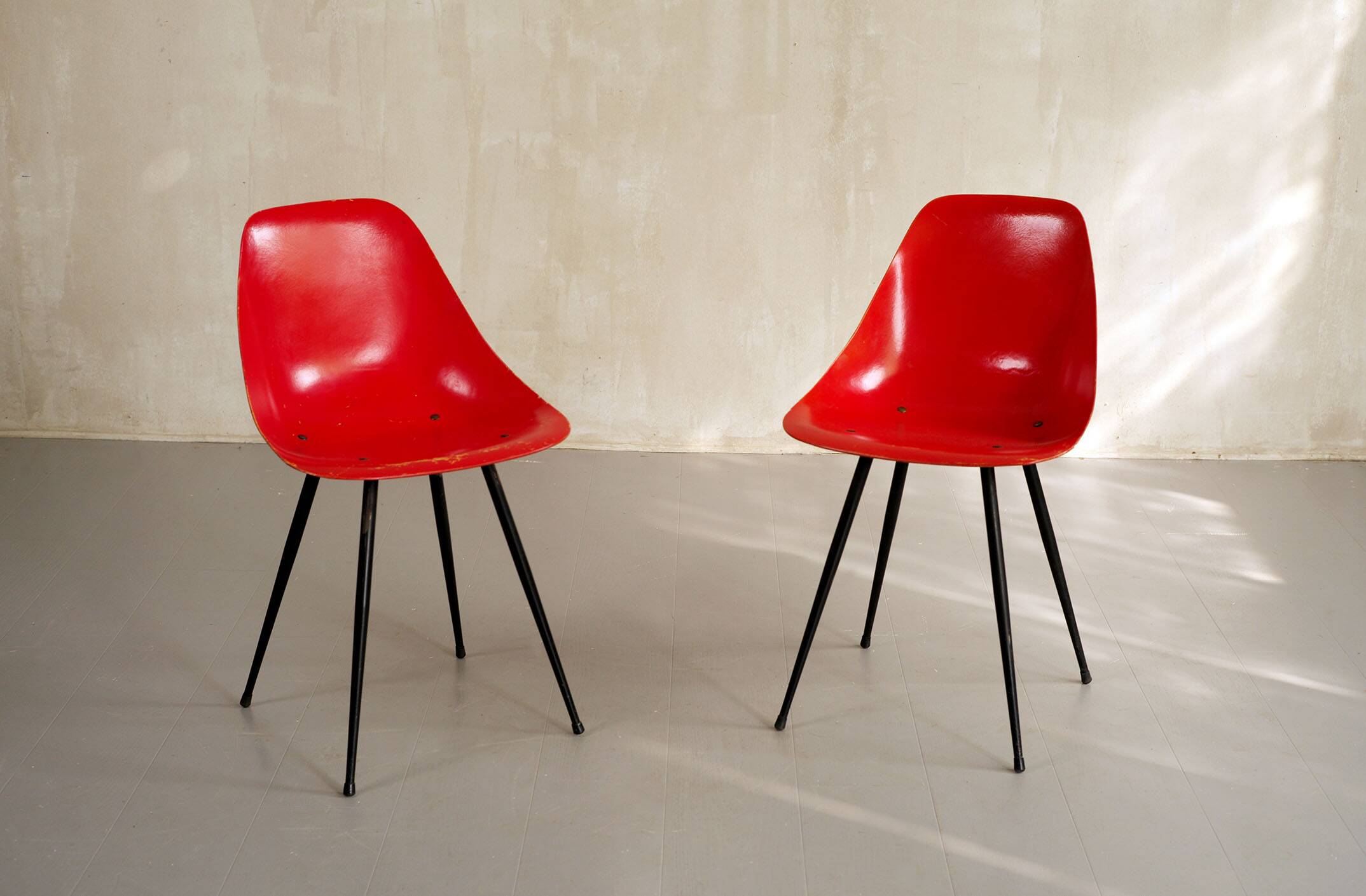 Paire de chaises en fibre de verre