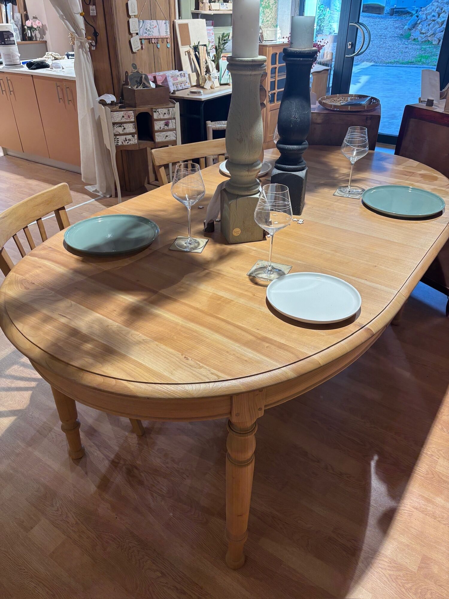 Table ovale en merisier naturel