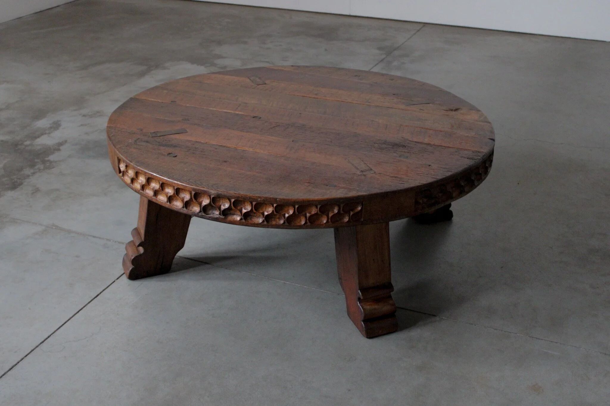 Table basse ronde rustique en chêne sculpté - Pays-Bas, années 1950