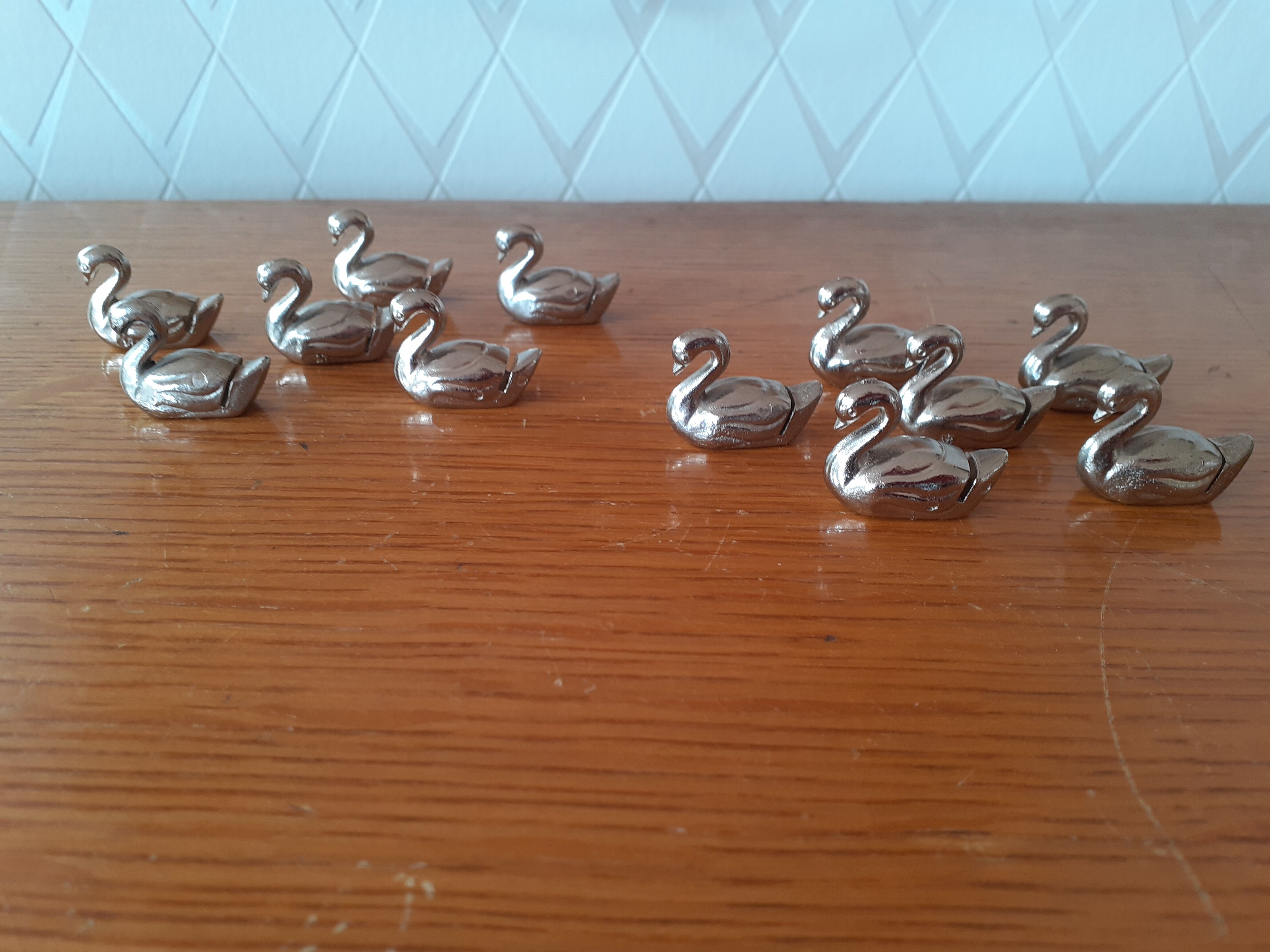 Set of 12 place-marked swans with names