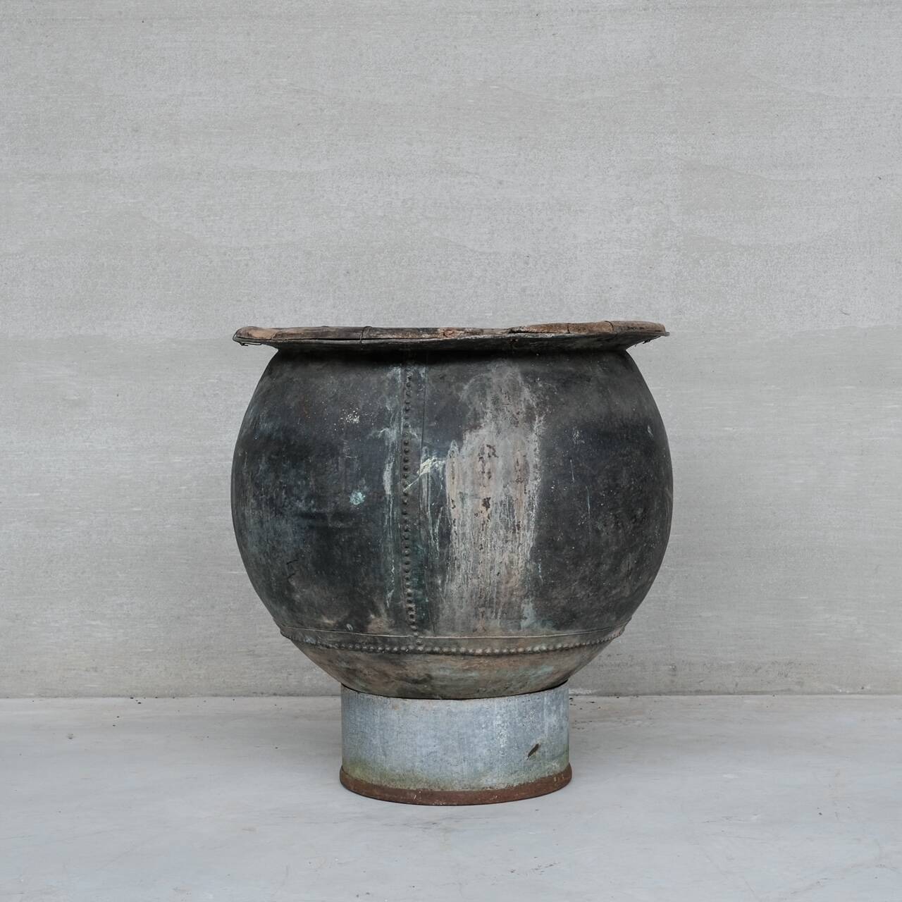 Pot, jardinière en cuivre antique, France