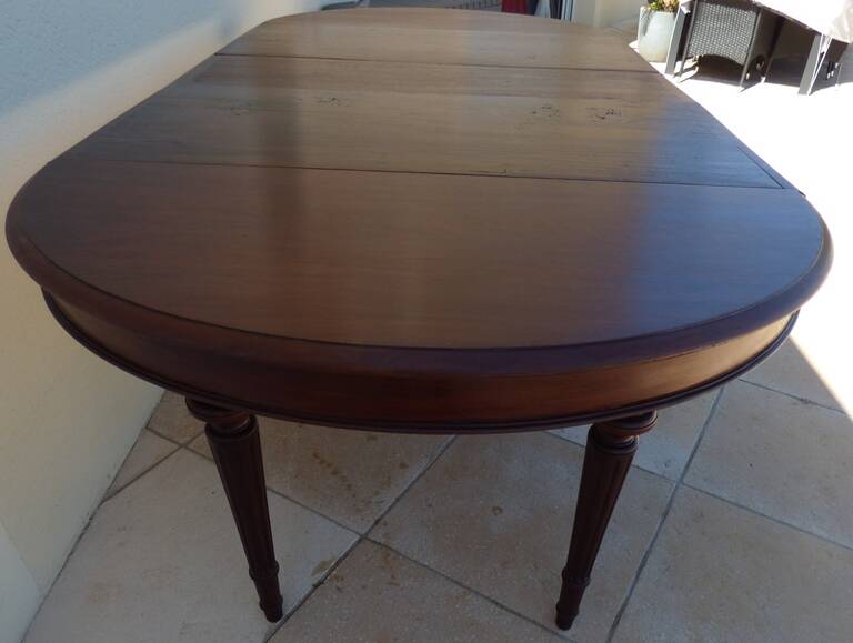 Table en acajou extensible  à 6 pieds fuselés et canelé style louis XVI