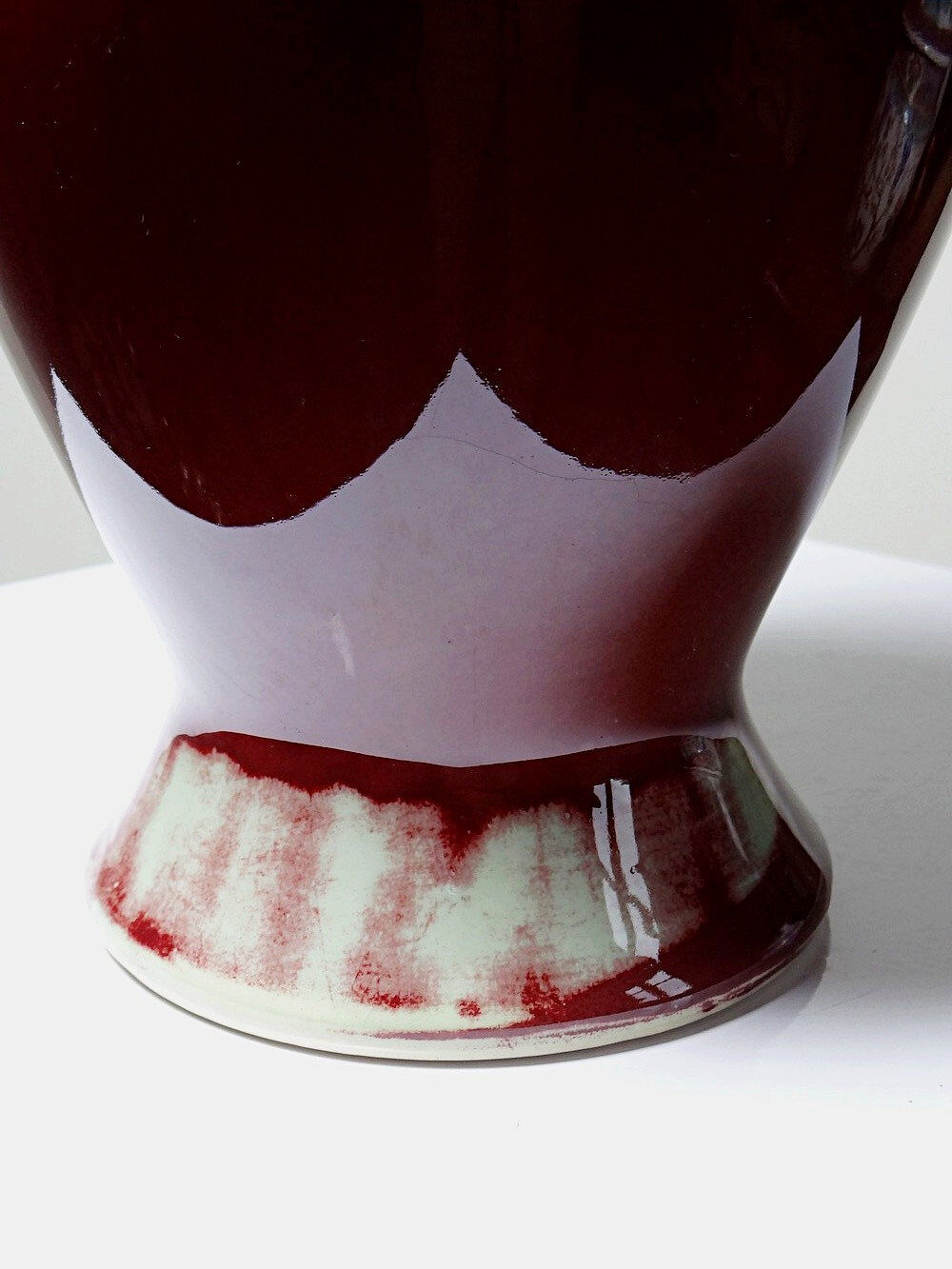 Covered vase, Chinese ginger jar in oxblood and celadon ceramic.