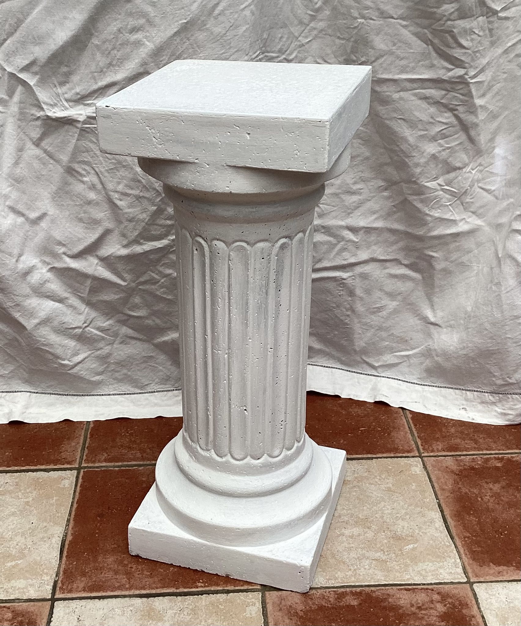 Vintage white plaster column dimension: H-73.5 cm-L-30cm-