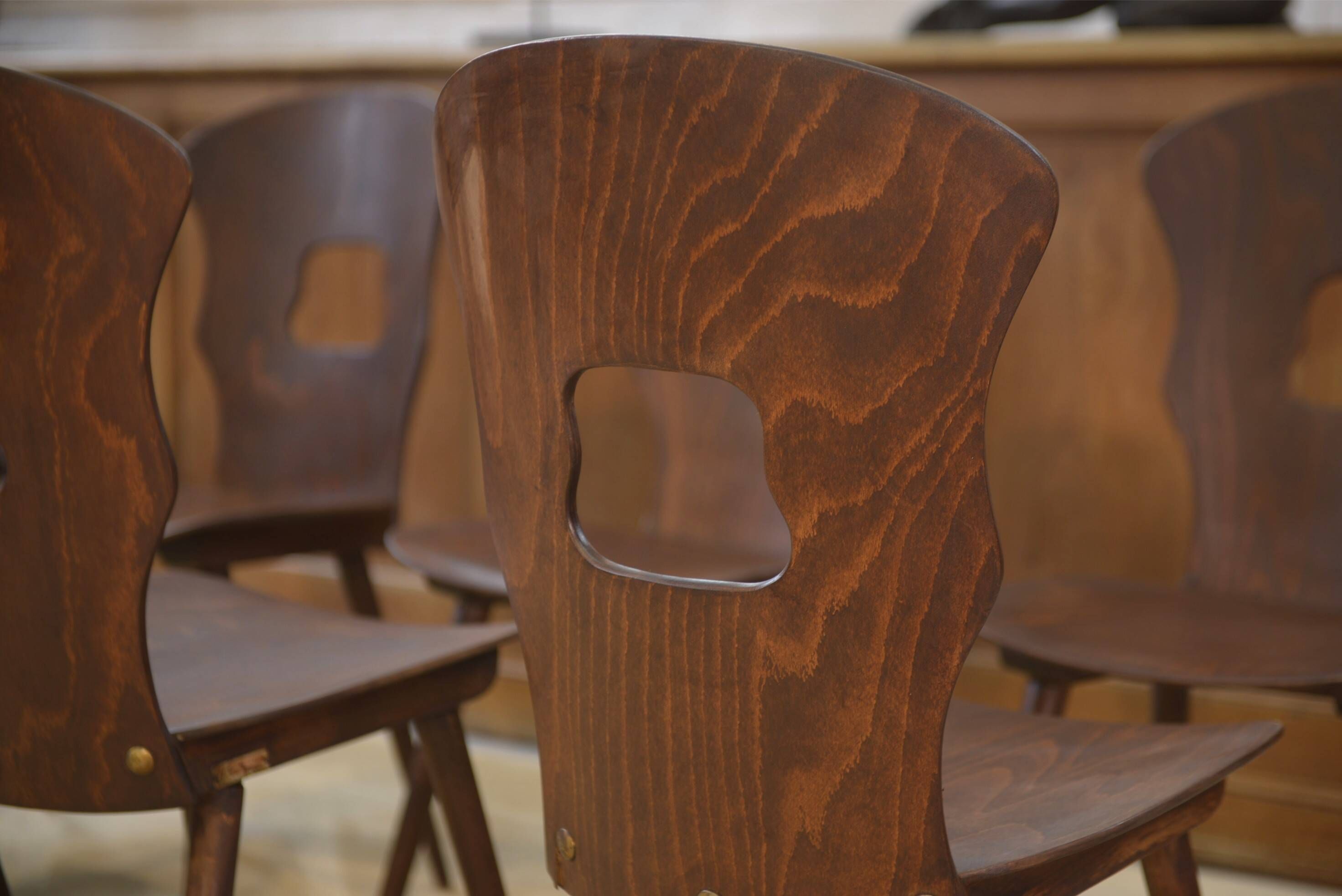 Ensemble de 8 chaises Baumann modèle “Gentiane” Henri Julien 1960’s