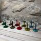 Ancien et rare ! Vendu en lot de 12 Verres à pieds torsadés colorés et gravés de fleurs et feuilles