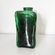 vase carré en verre vert