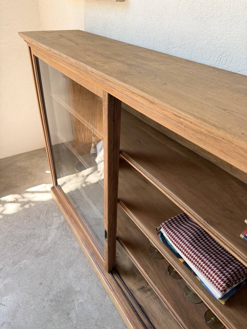 Enfilade vitrée en chêne, années 50