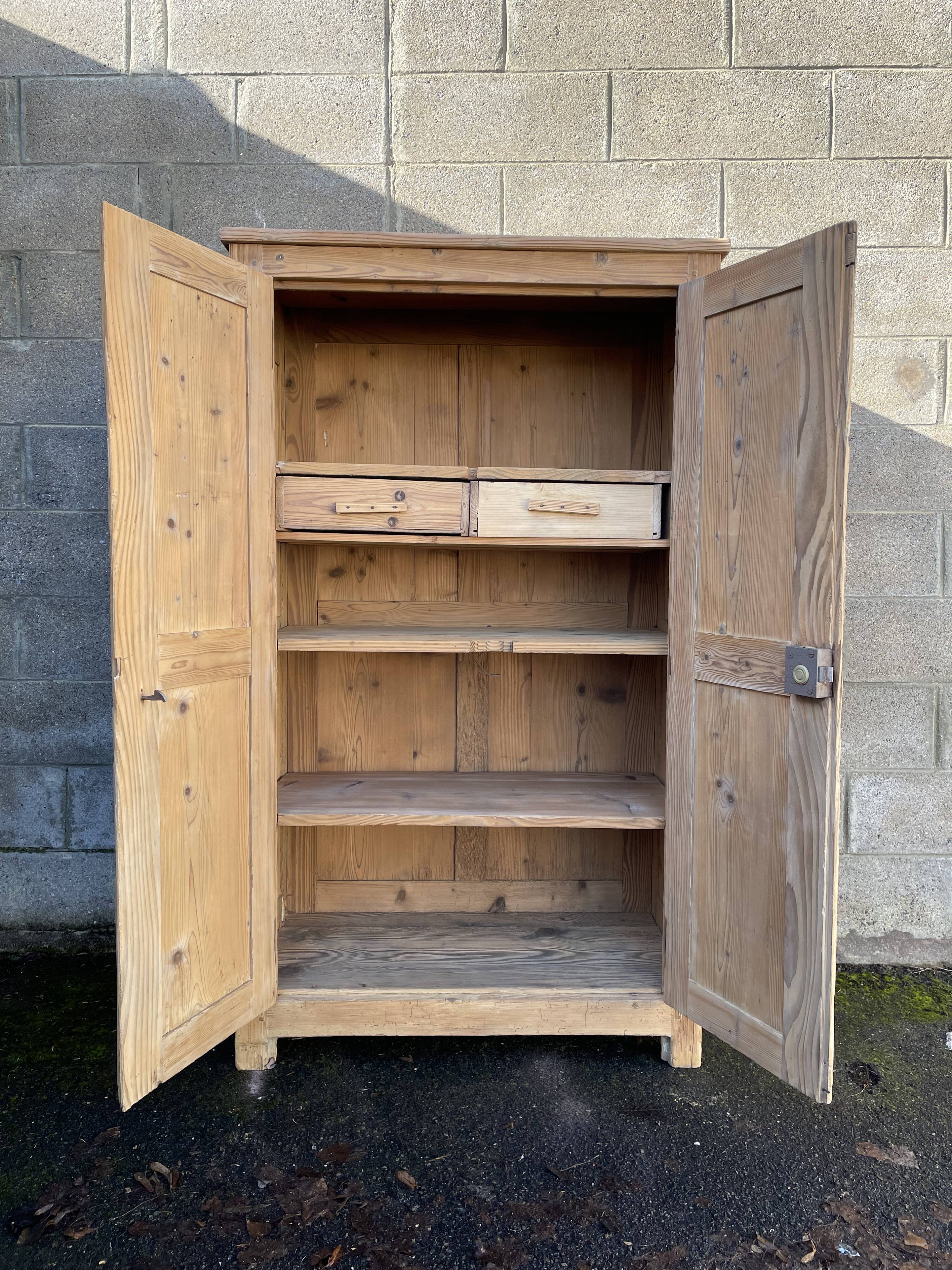 Armoire parisienne ancienne