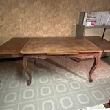 Extendable wooden table