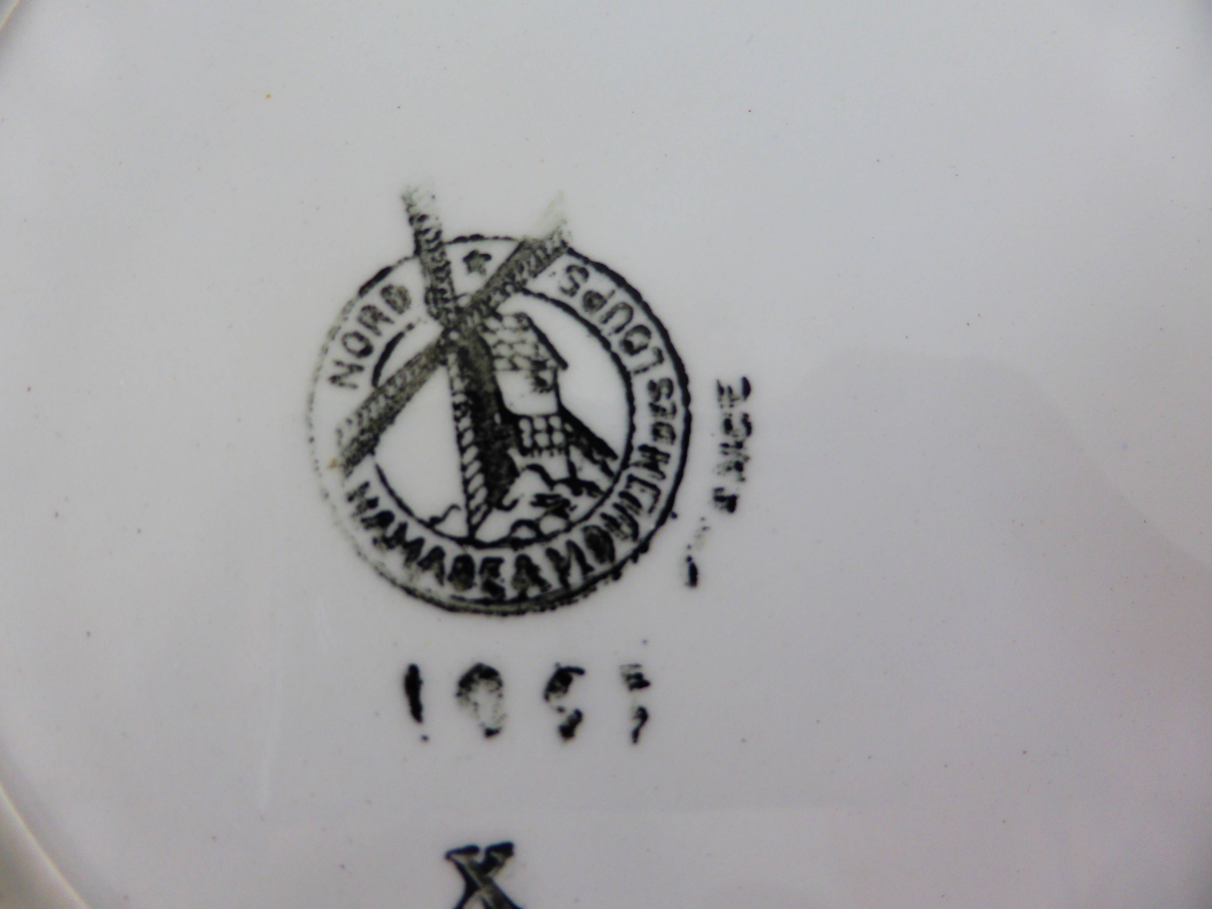 4 hollow plates in a jumble mixes