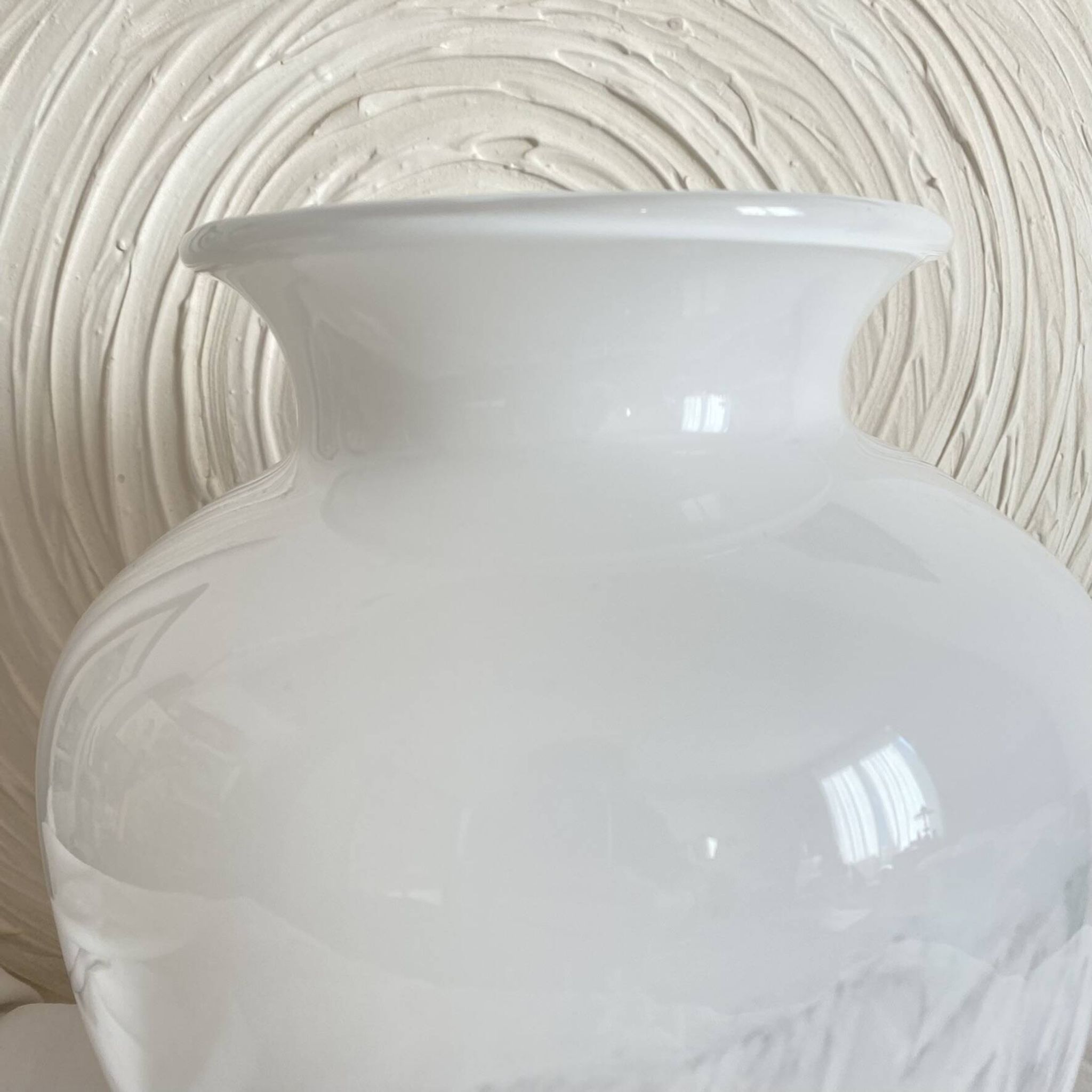 Grand vase en verre soufflé à inclusions polychromes style Murano