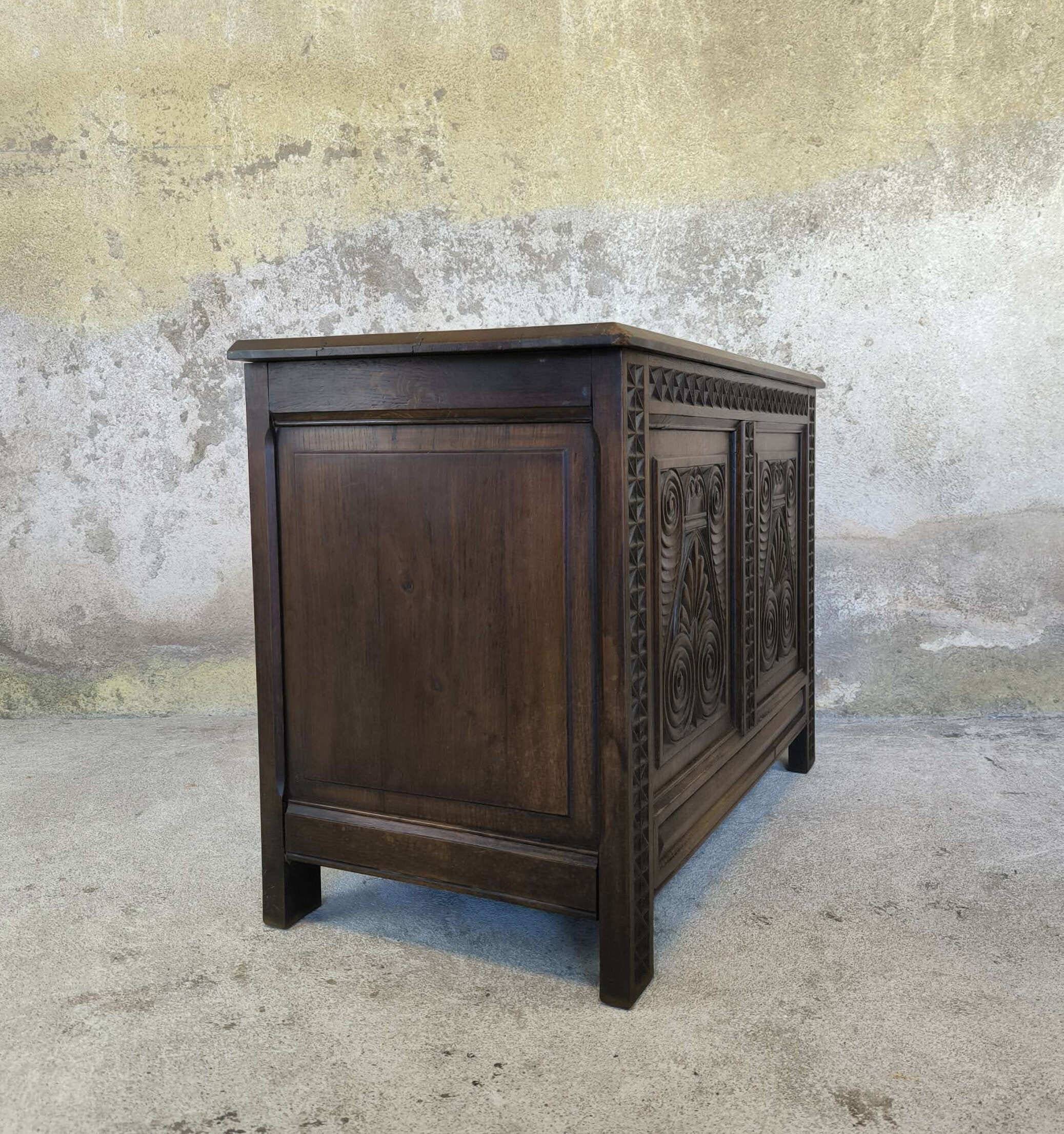 Coffre en bois massif sculpté.