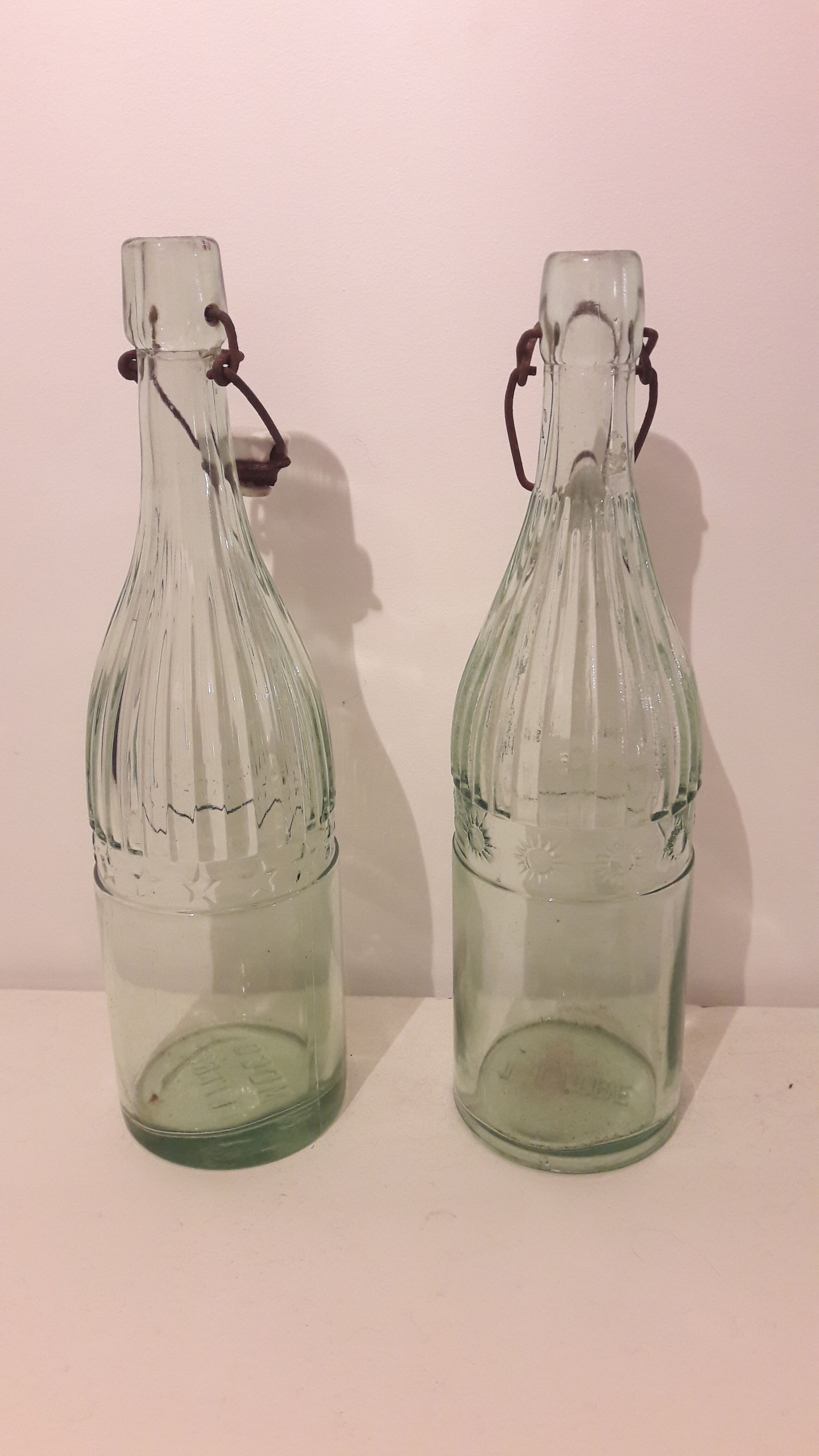 Duo d'anciennes bouteilles