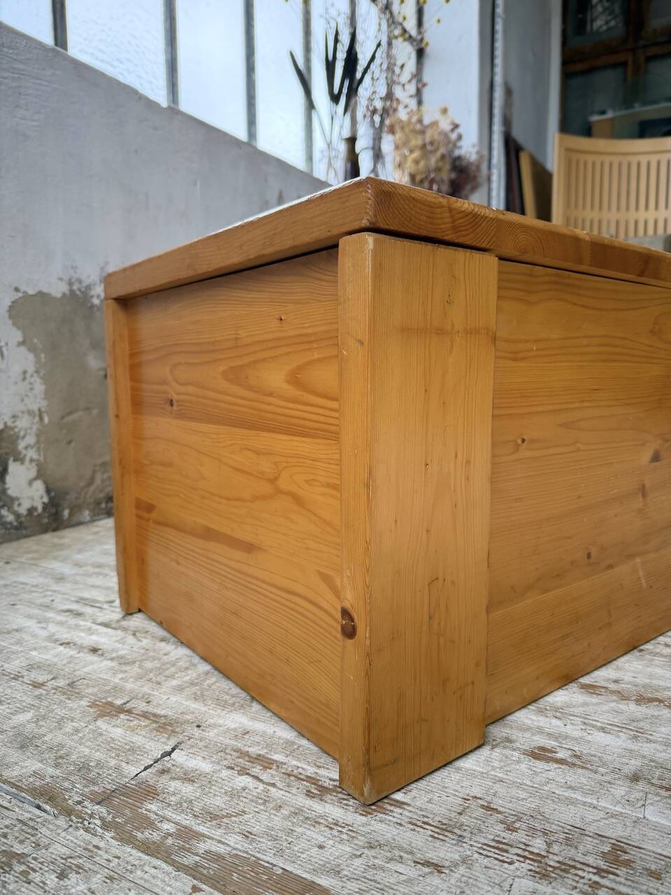 Chest or coffee table Perriand Les Arcs 1800