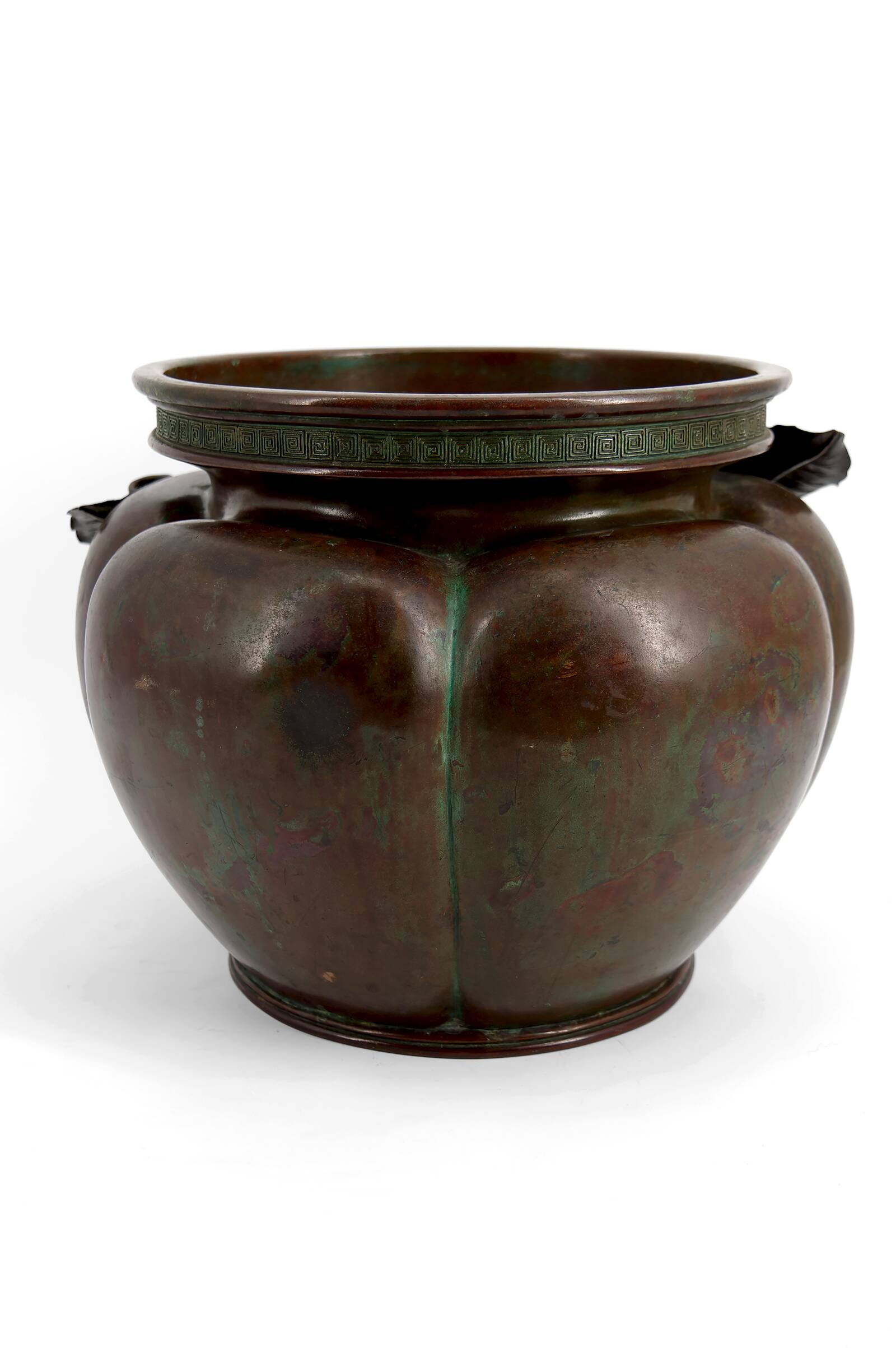 Exceptional planter / cache-pot in patinated Japanese bronze circa 1880.