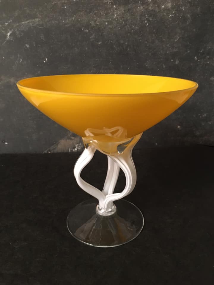 Coupe jaune de Jozefina Krosno en verre sur pied blanc torsadé