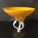 Coupe jaune de Jozefina Krosno en verre sur pied blanc torsadé
