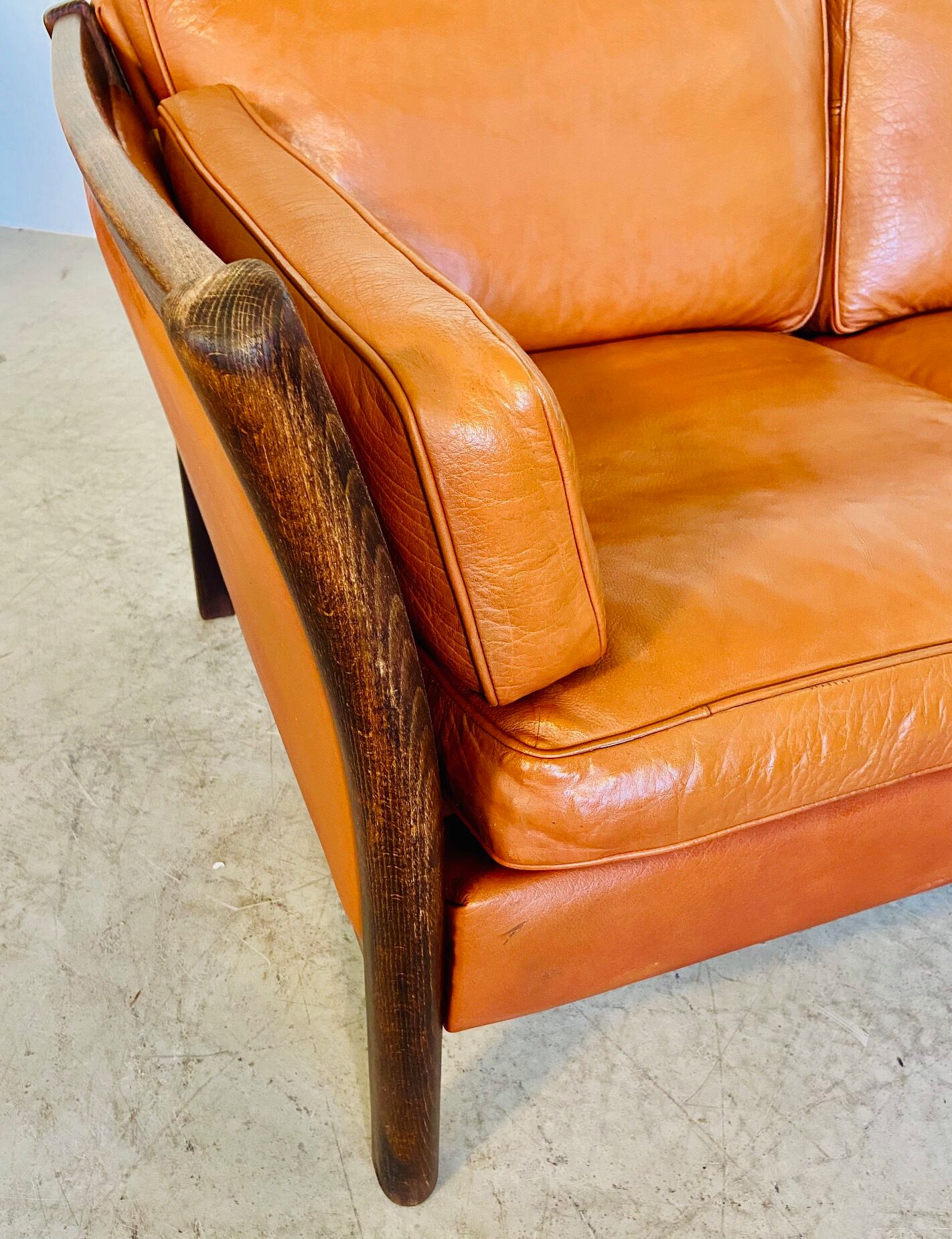 Canapé vintage danois des années 60 en cuir cognac pour 2 personnes.