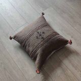 Coussin berbère marron à pompon en coton