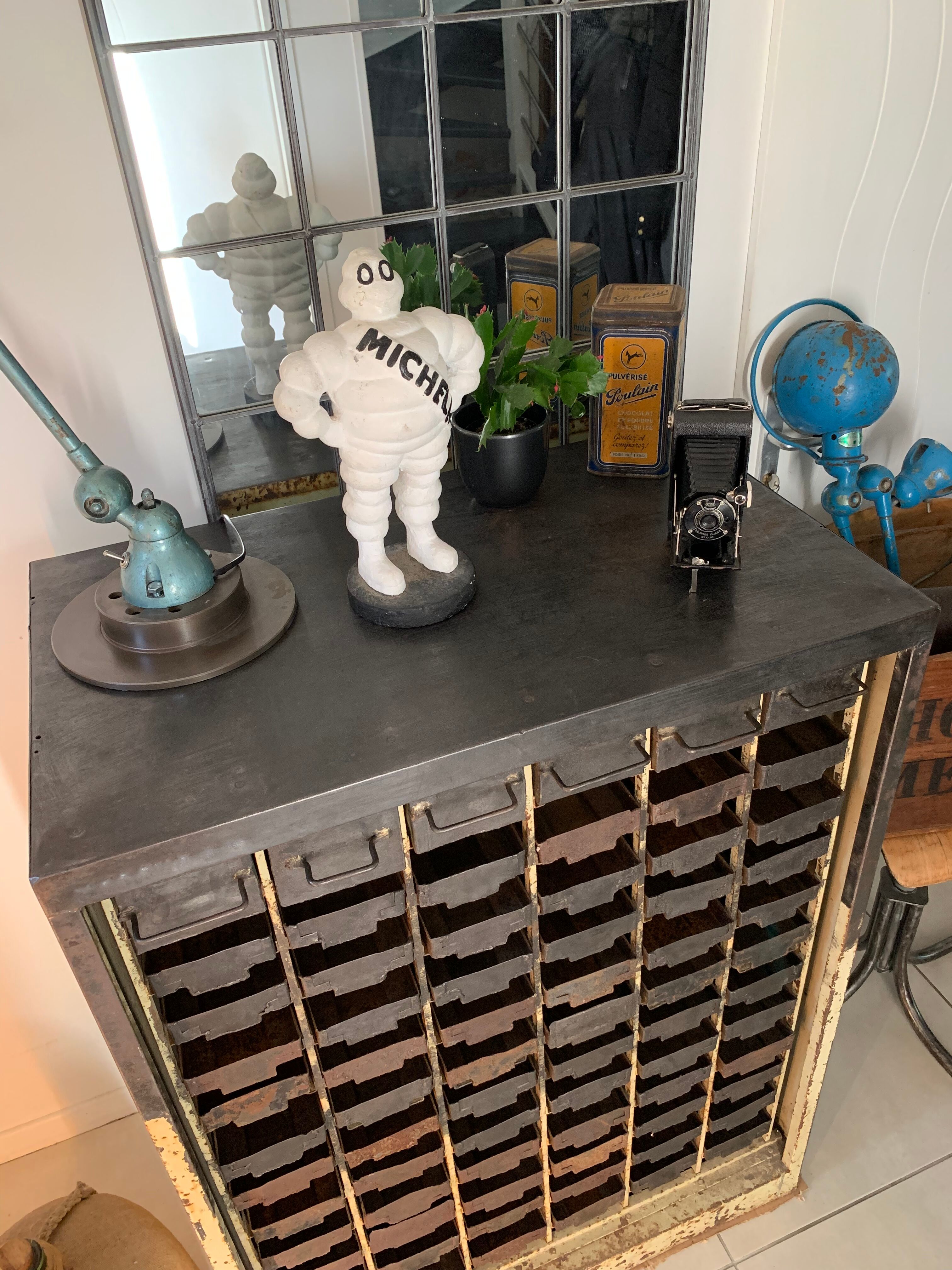 Industrial workshop furniture with metal drawers