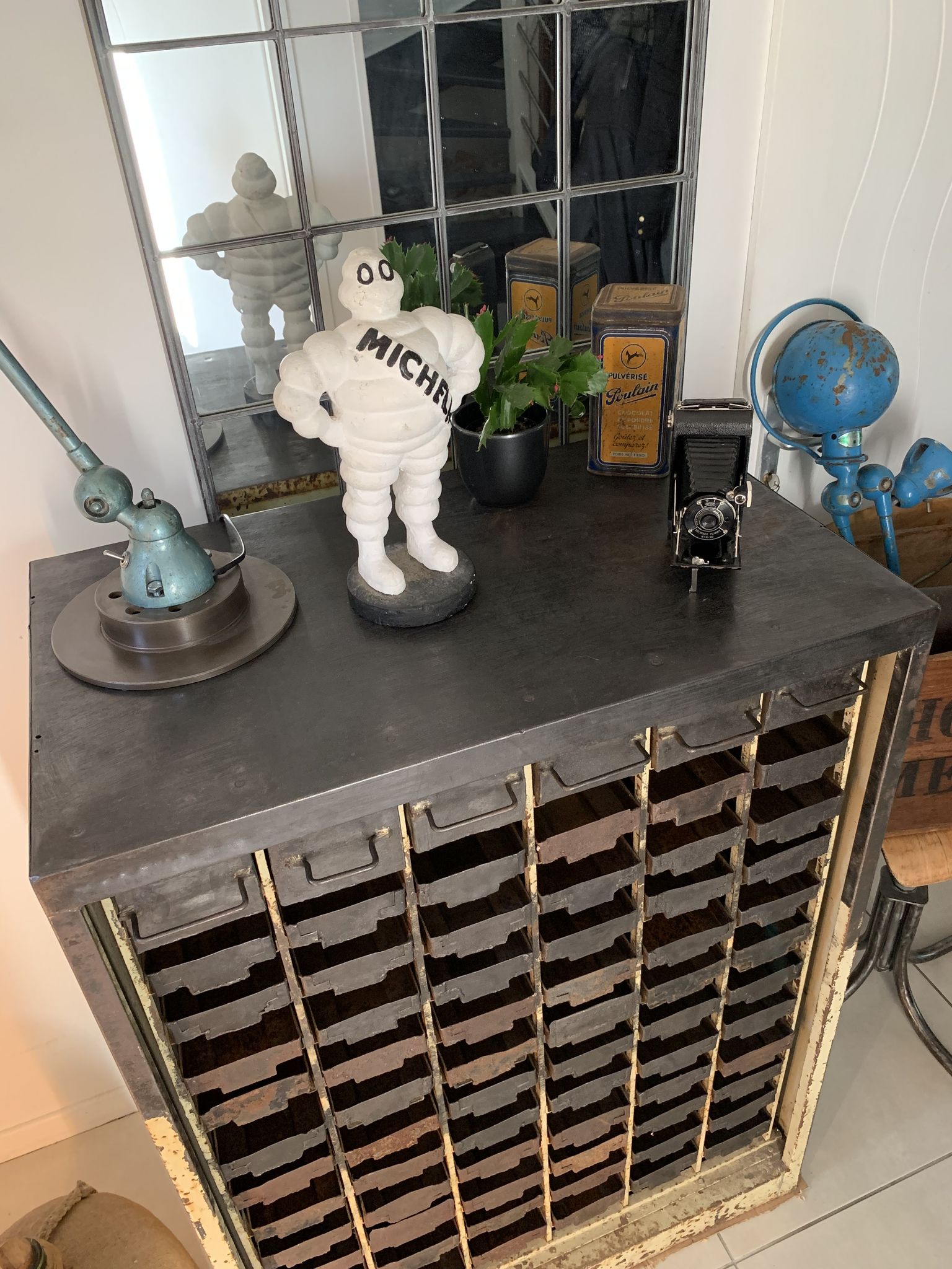 Industrial workshop furniture with metal drawers