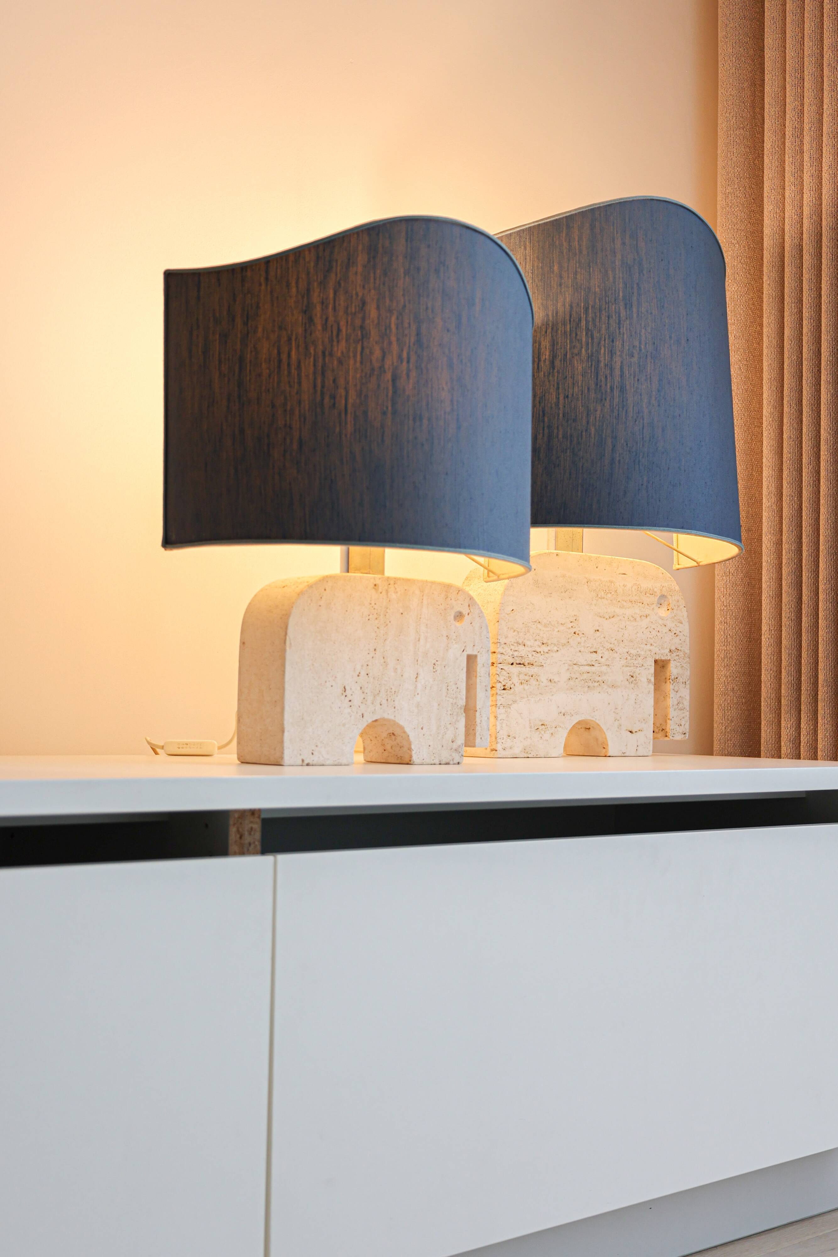 Paire de lampes de table en travertin en forme d'éléphant, signées Fratelli Mannelli, années 1970, Italie