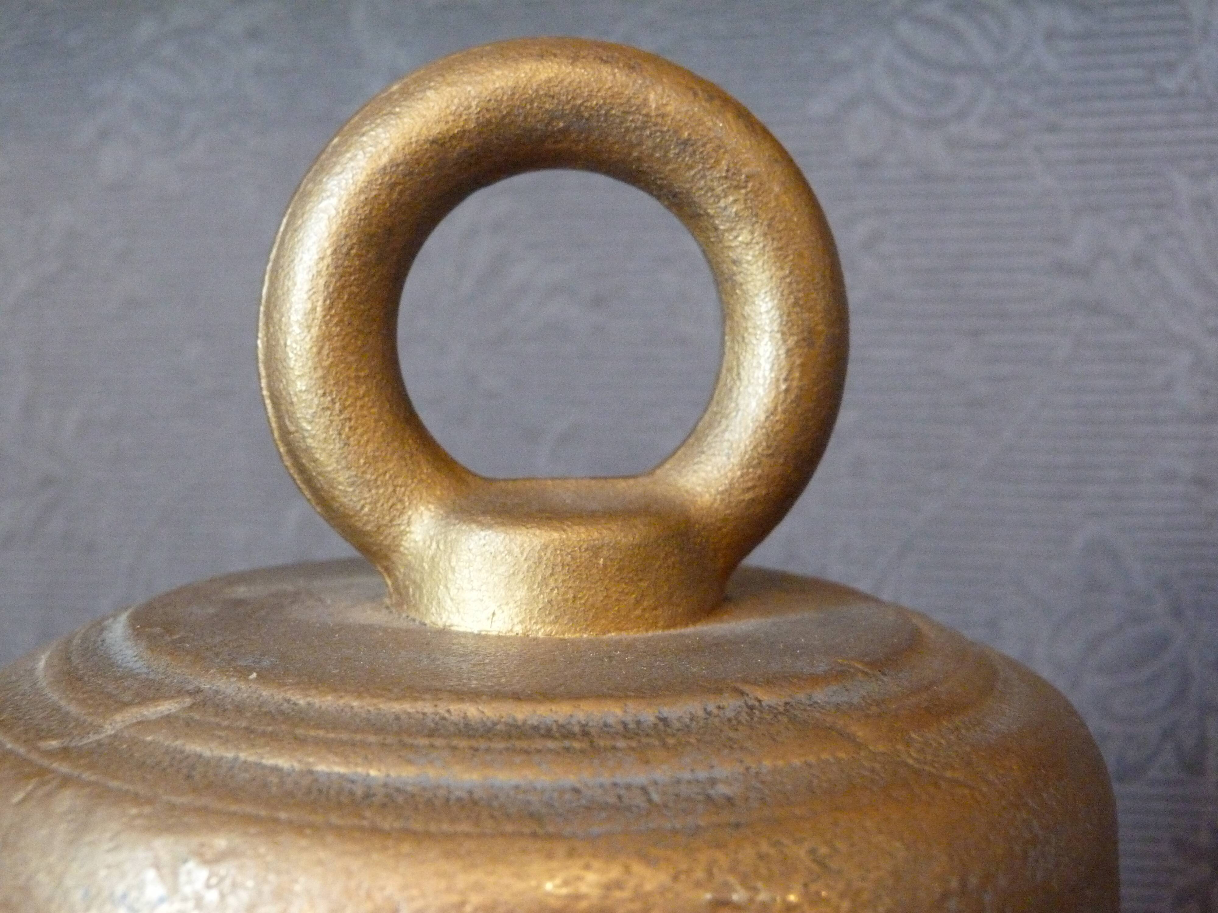 Cloche en bronze laitonné