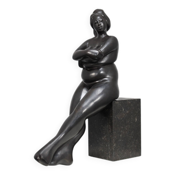 Sculpture féminine assise par Francine Govers, Pays-Bas, années 1990.