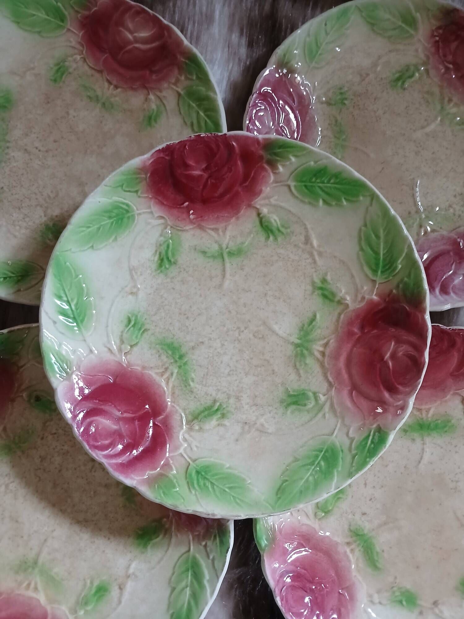 10 assiettes très anciennes en barbotine 