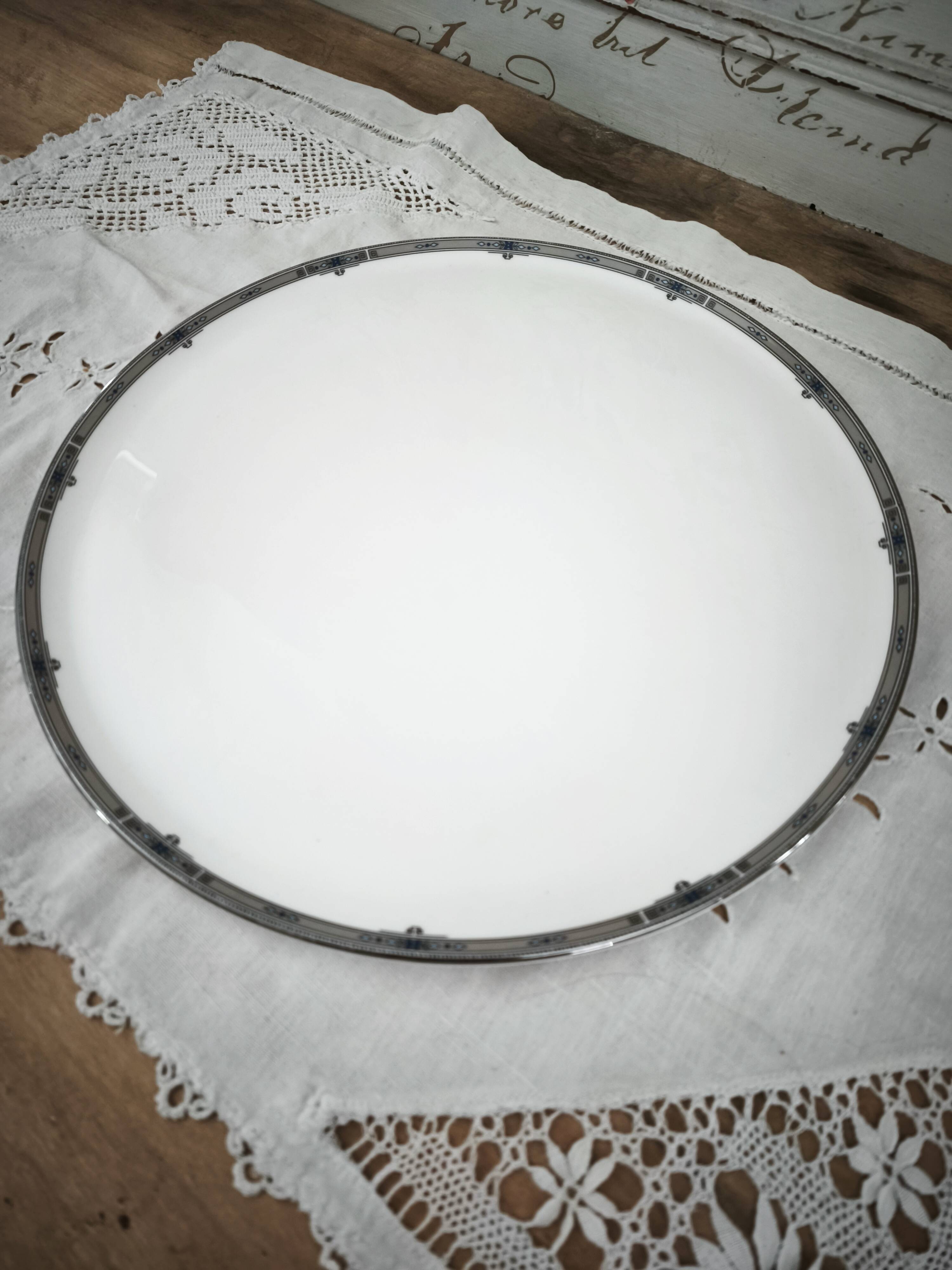 Extra-flat large pie dish English porcelain Wedgwood model Amherst