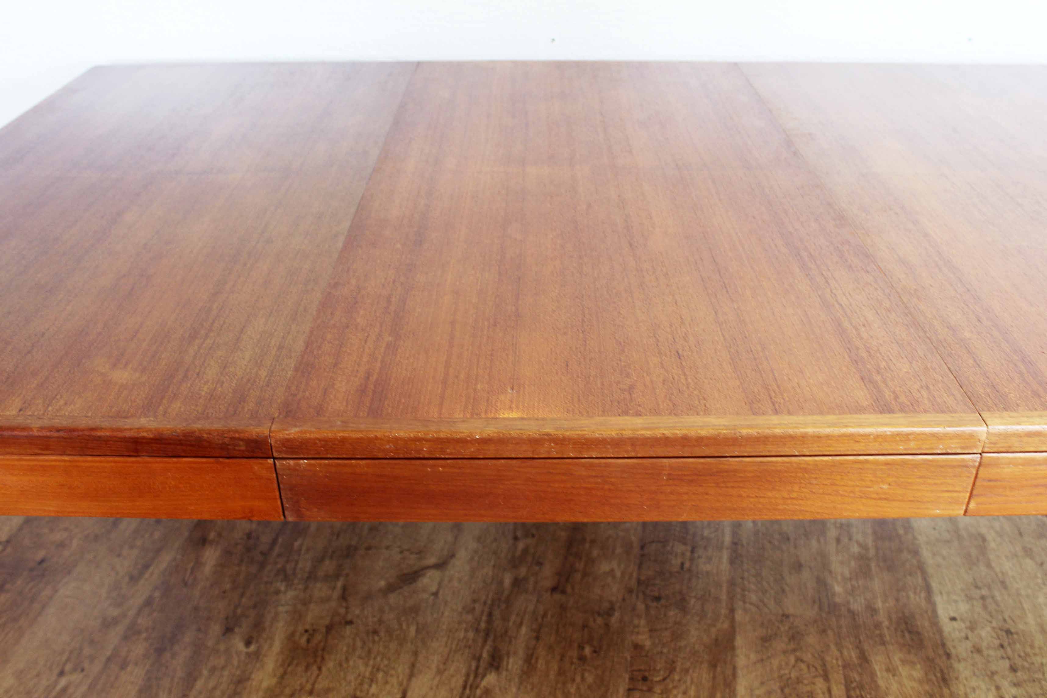 Table scandinave extensible en teck 4 à 10 personnes