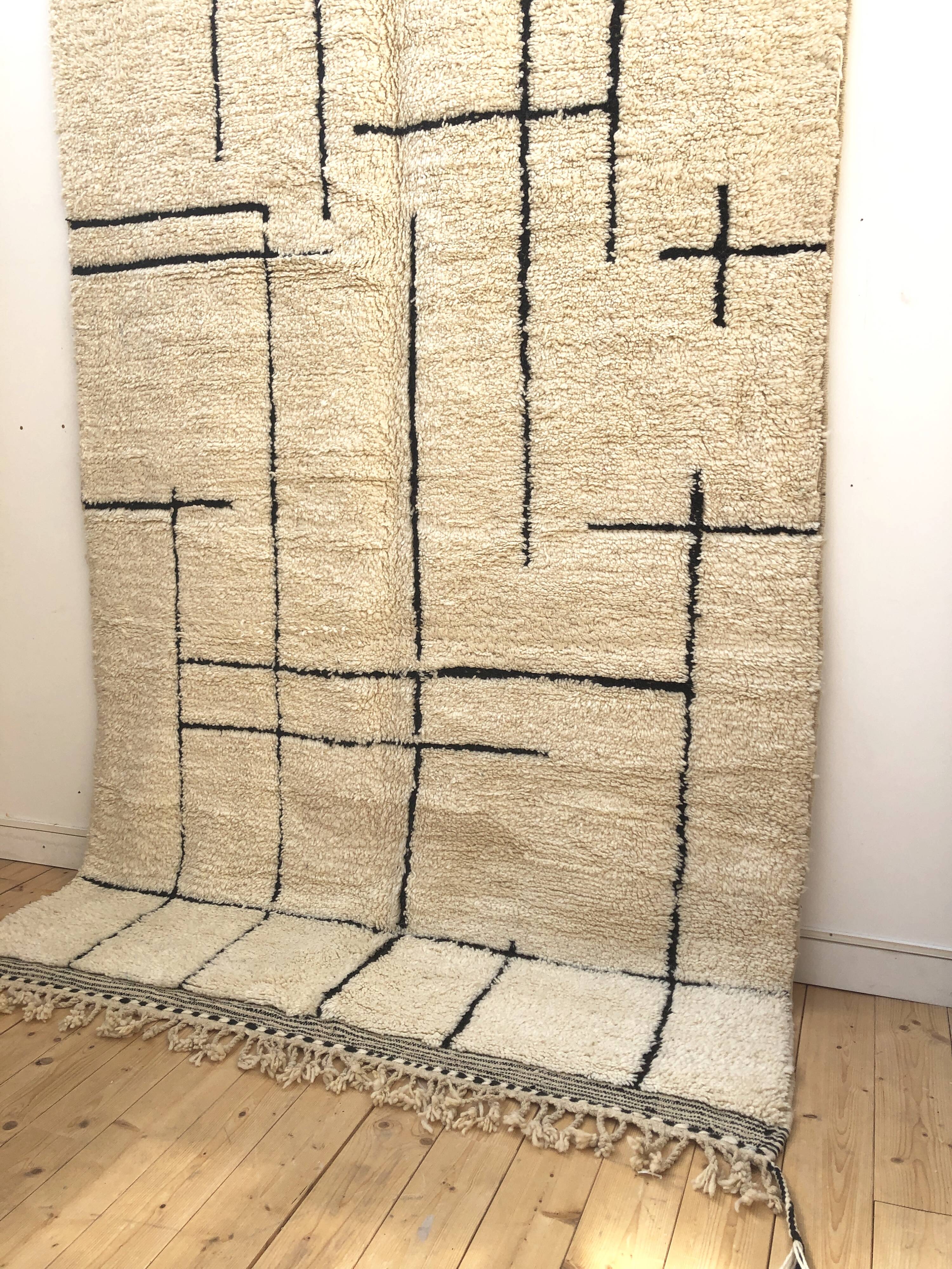 Moroccan Berber carpet Beni Ouarain Ecru with geometric black motifs 3, 04x1, 86m