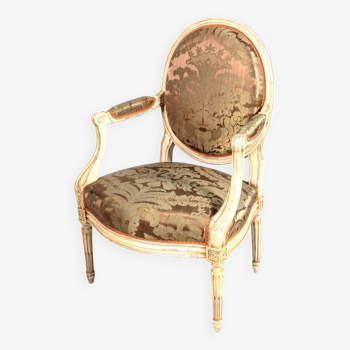 Fauteuil de style louis xvi en bois laqué crème