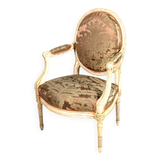 Fauteuil de style louis xvi en bois laqué crème