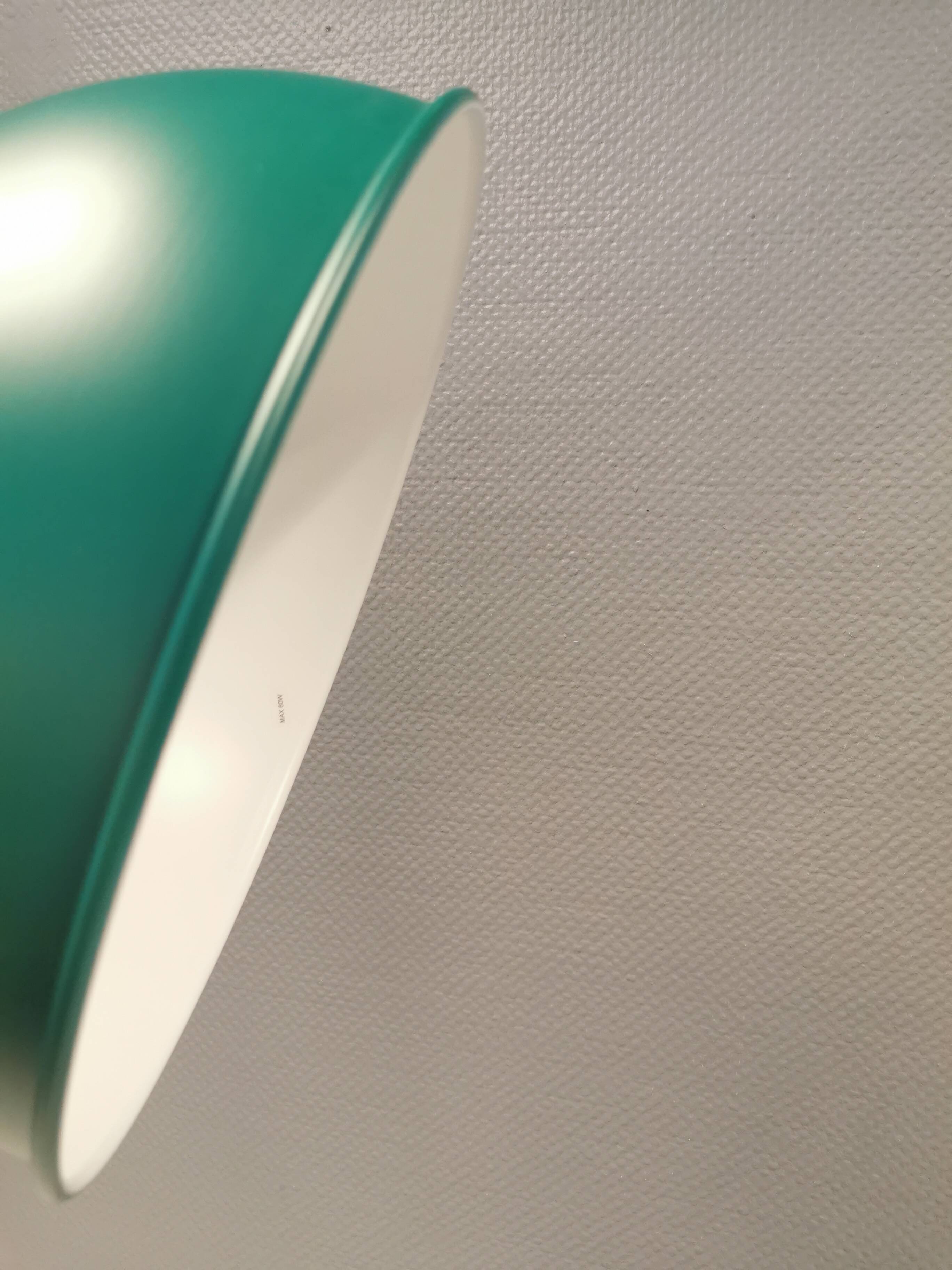 Une belle suspension industrielle en métal (pas en aluminium) de belle couleur verte