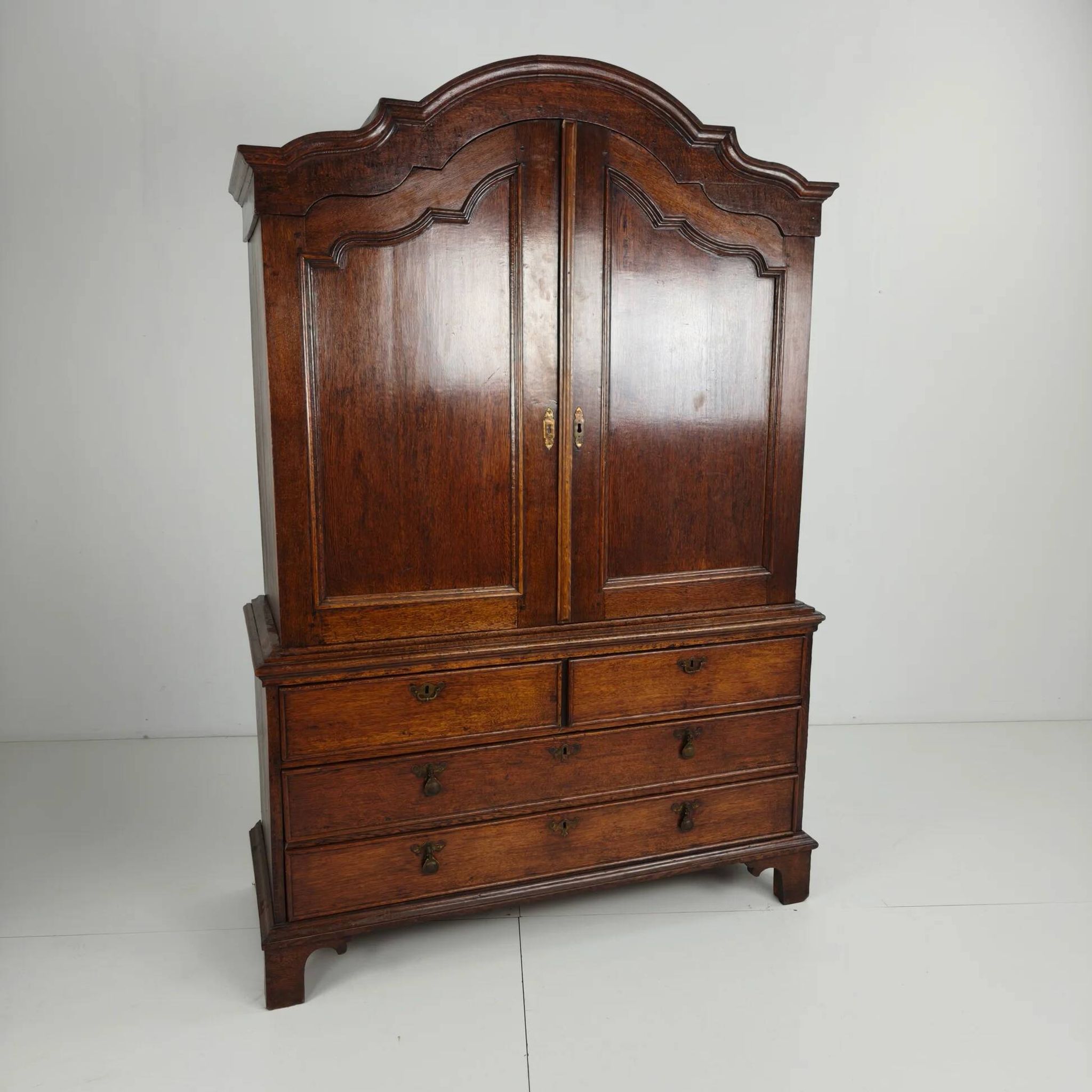 Rare armoire hollandaise en chêne du XVIIIe siècle – « Luierkabinet »