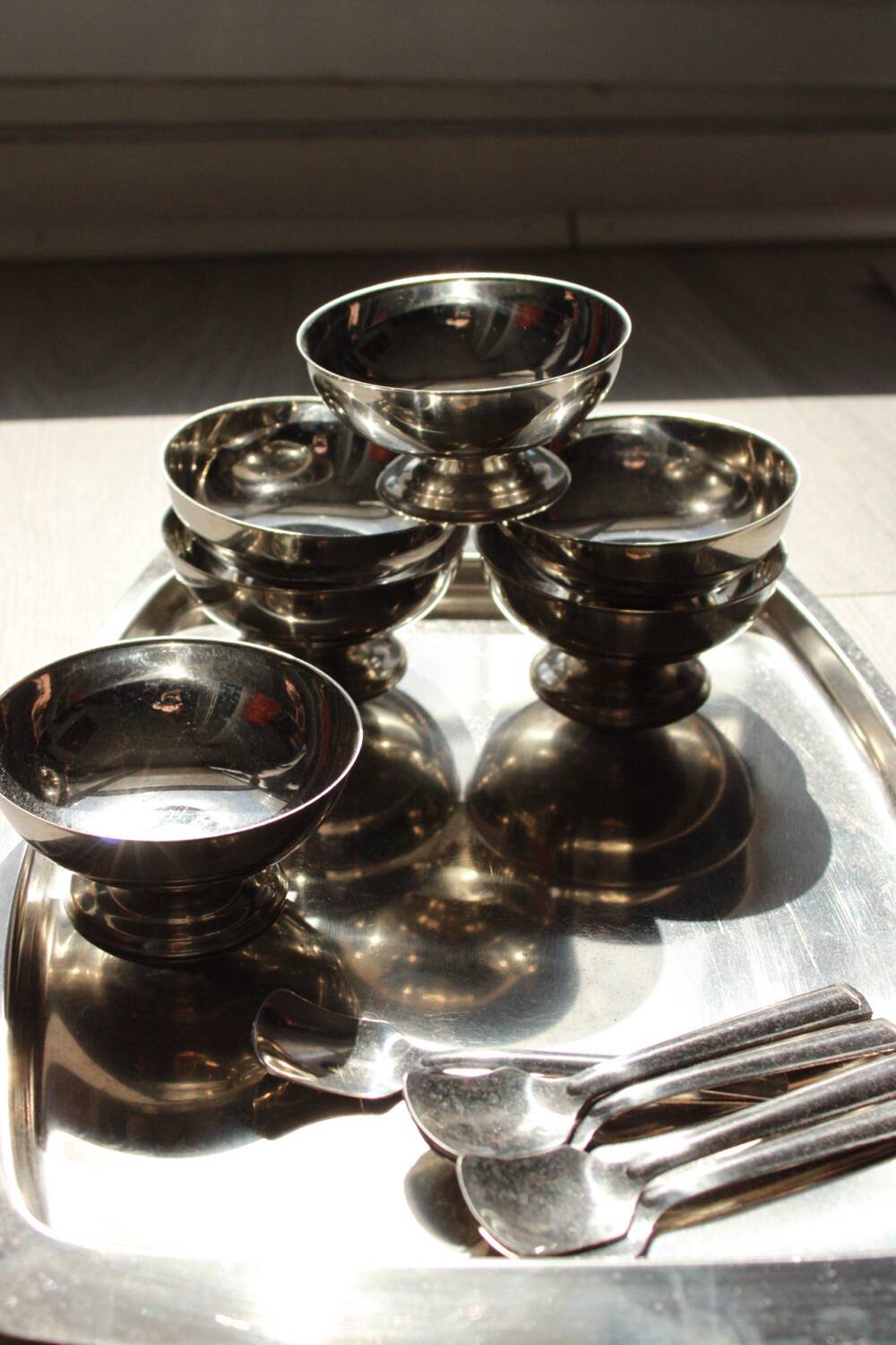 Set of 6 vintage stainless steel ice cream bowls + tray + spoons in inox.
