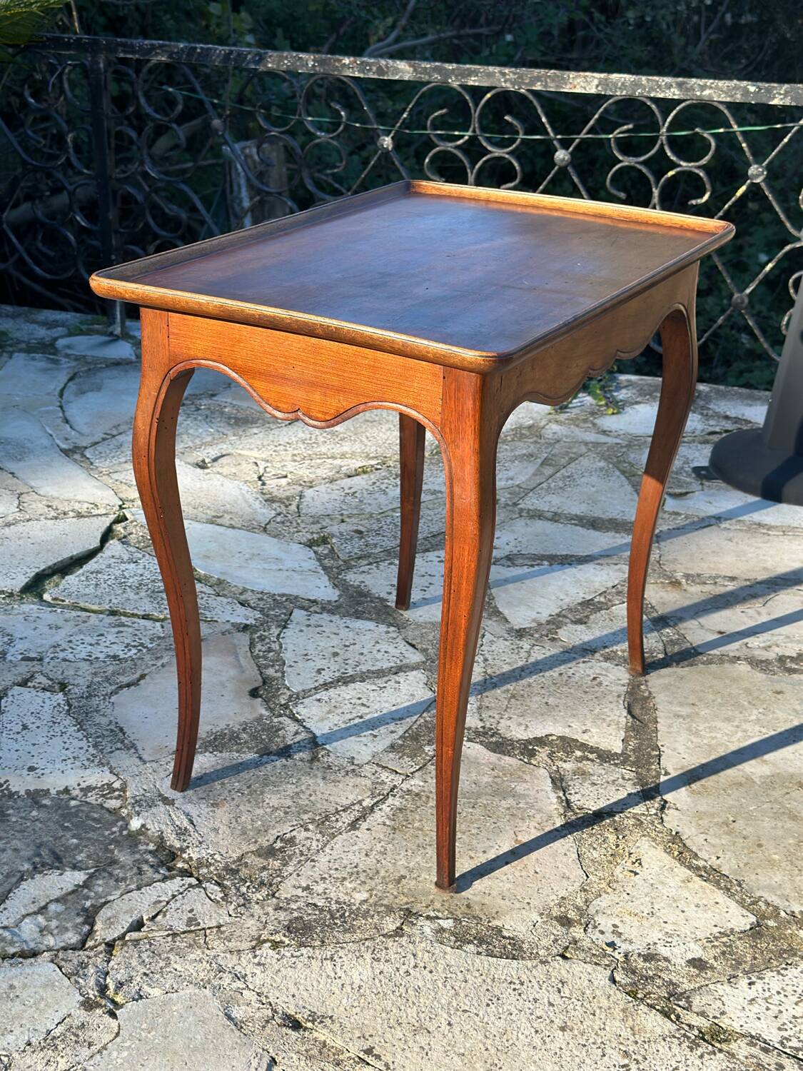 Side table in walnut in the Louis XV style, 19th century.