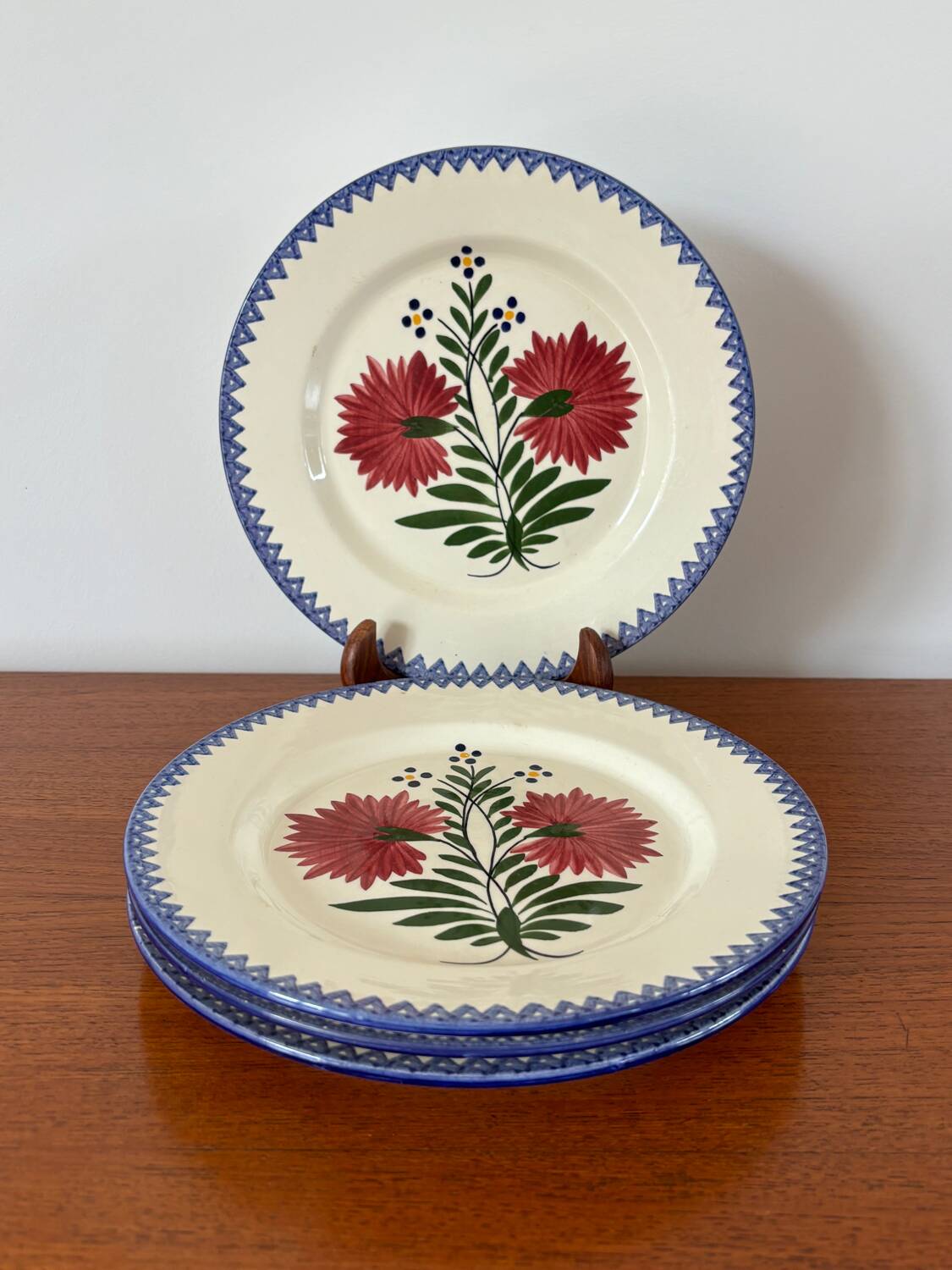 set of 4 floral dinner plates, pink and blue, made in France, 1950