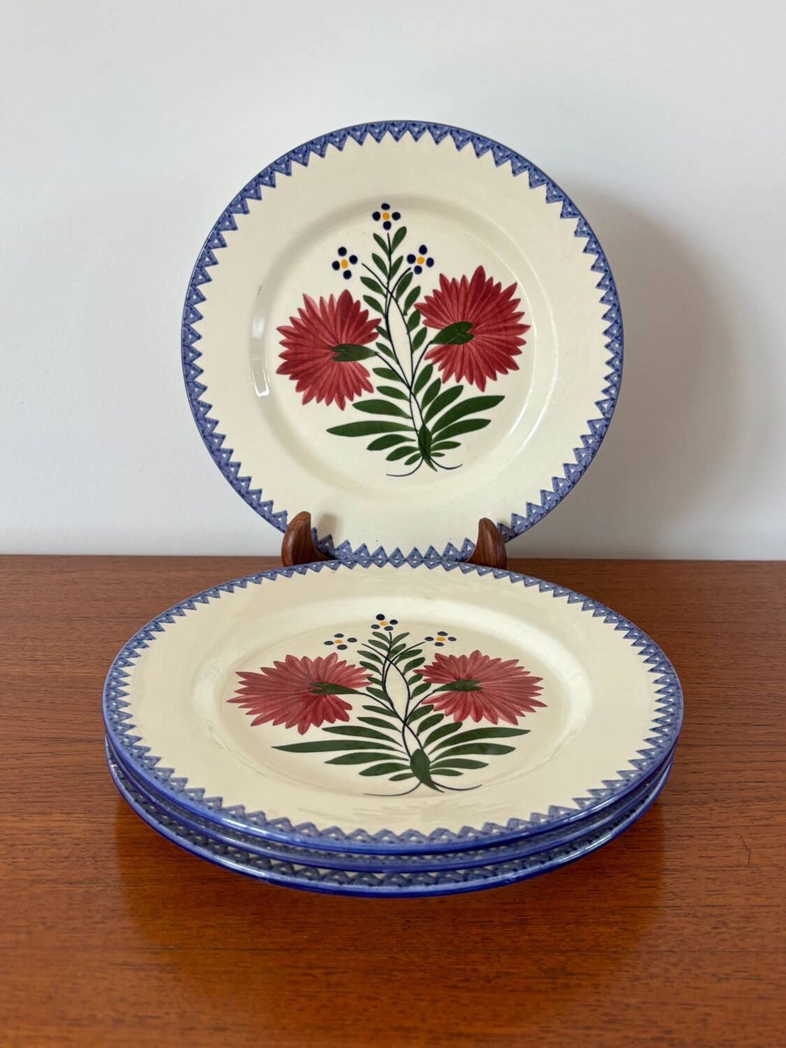 set of 4 floral dinner plates, pink and blue, made in France, 1950