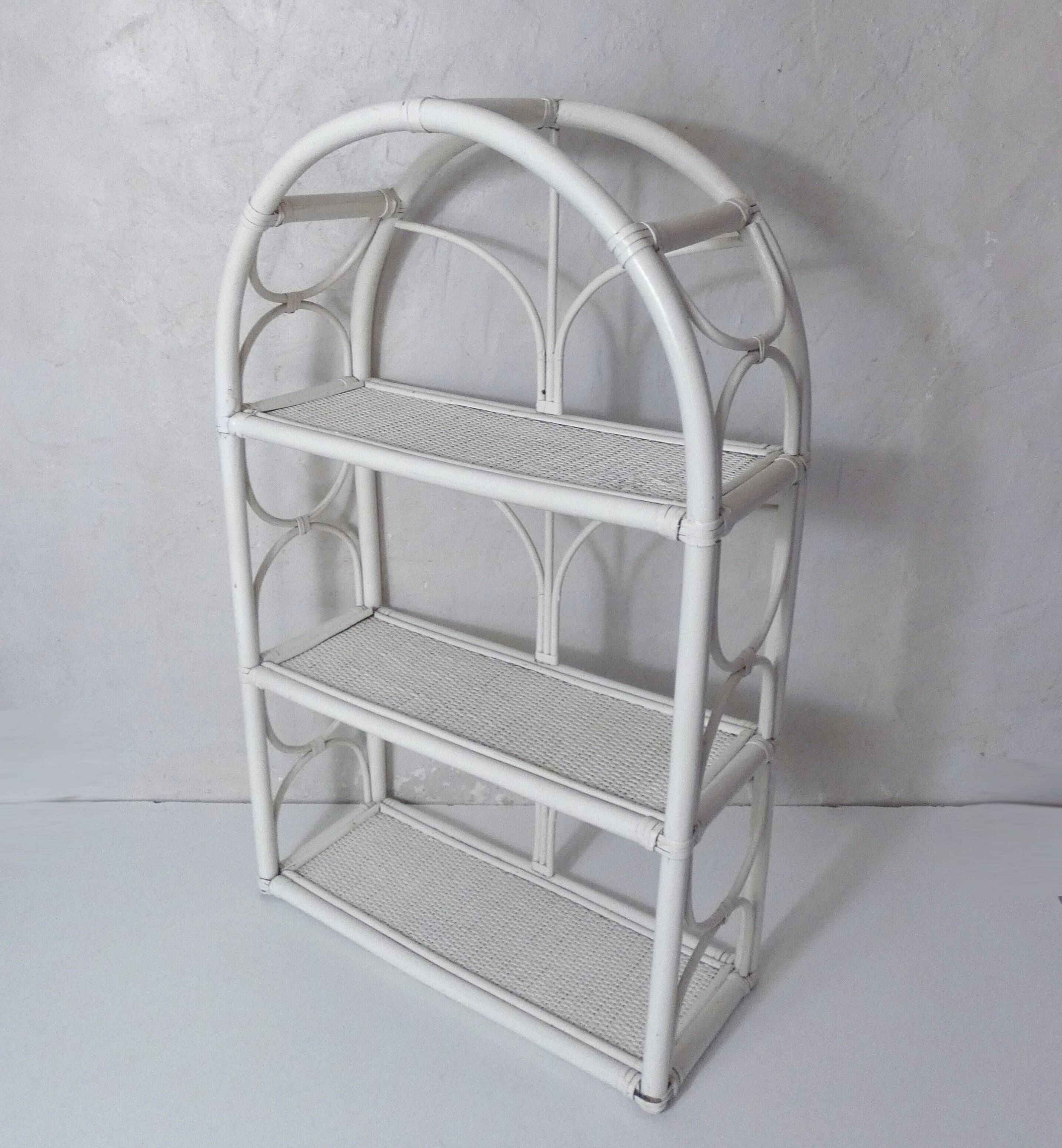 Étagère blanche en rotin