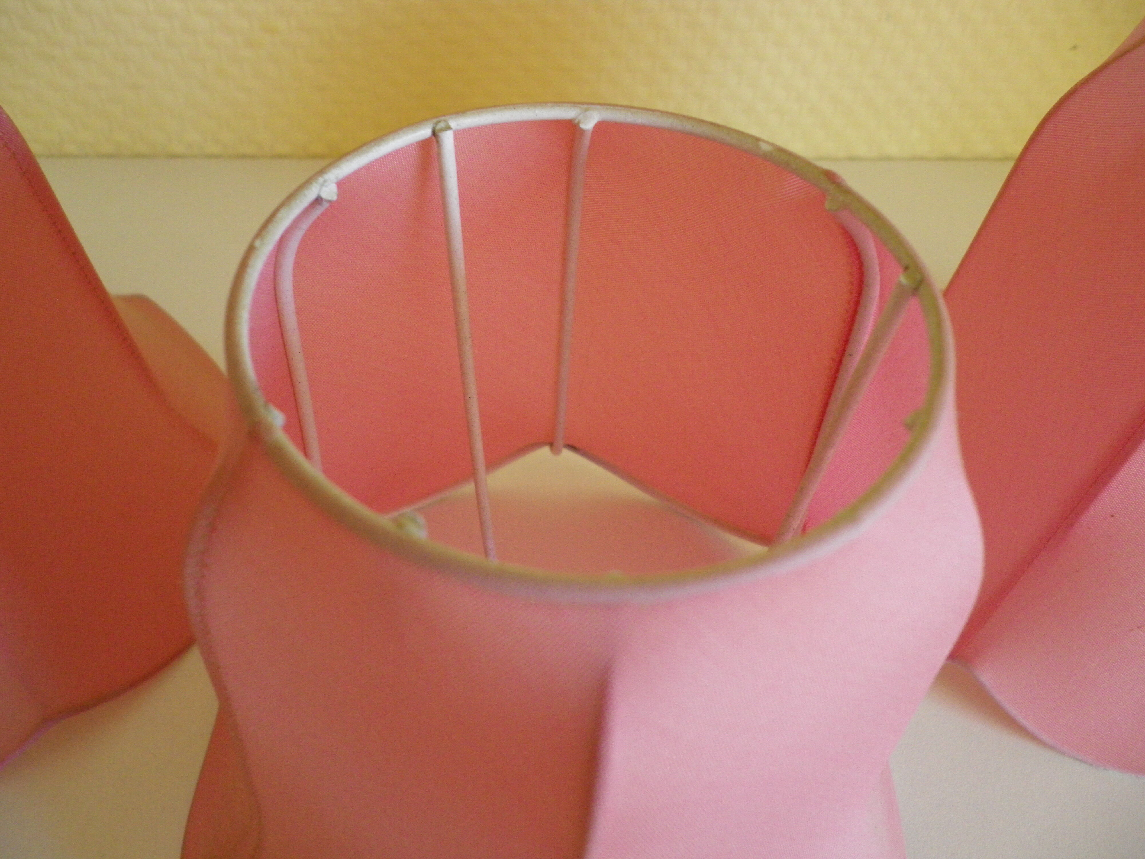 Lasuffed white metal suspension - 3 pink lampshades