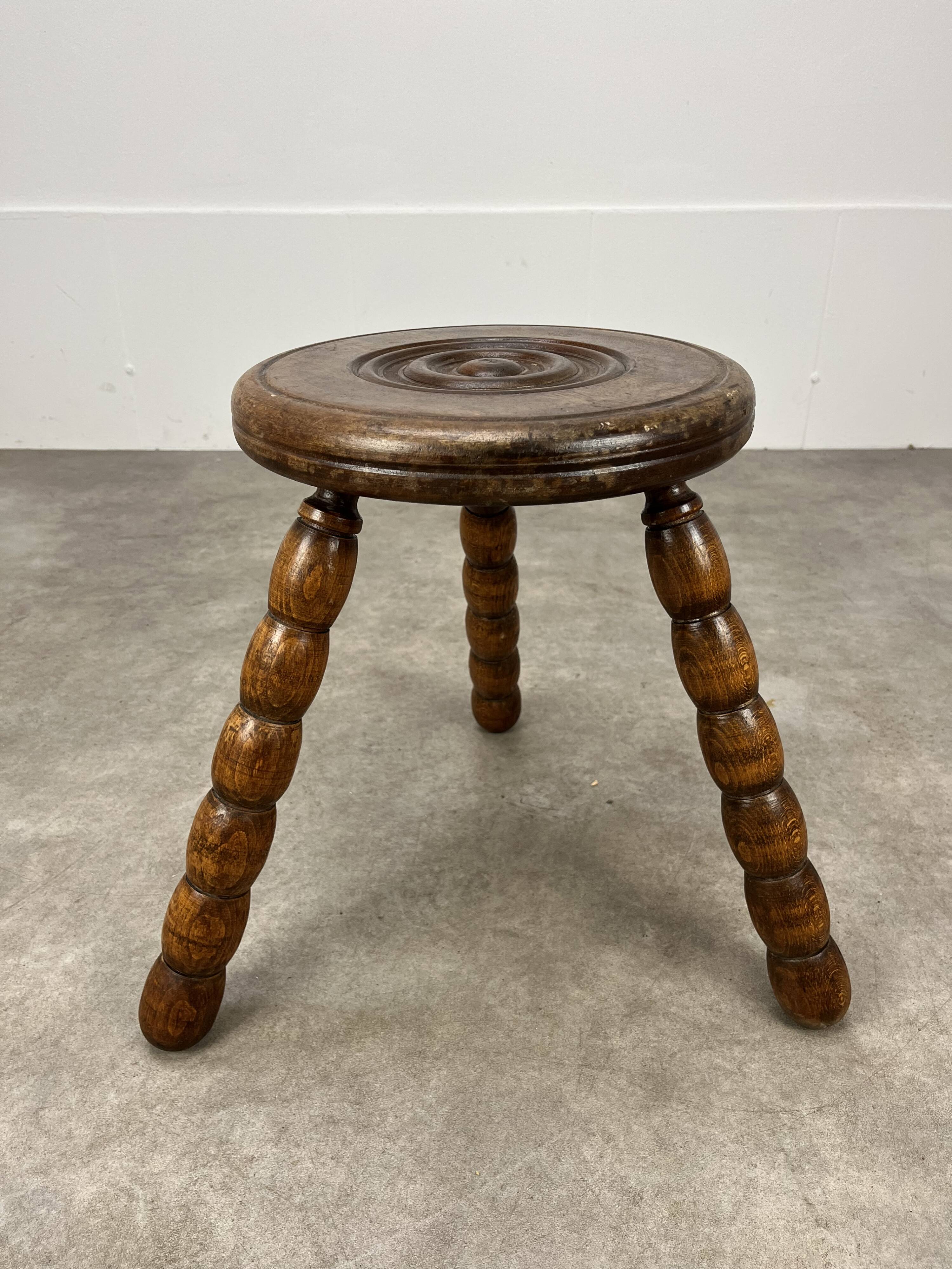 Tabouret tripode brutaliste dans le goût de Dudouyt