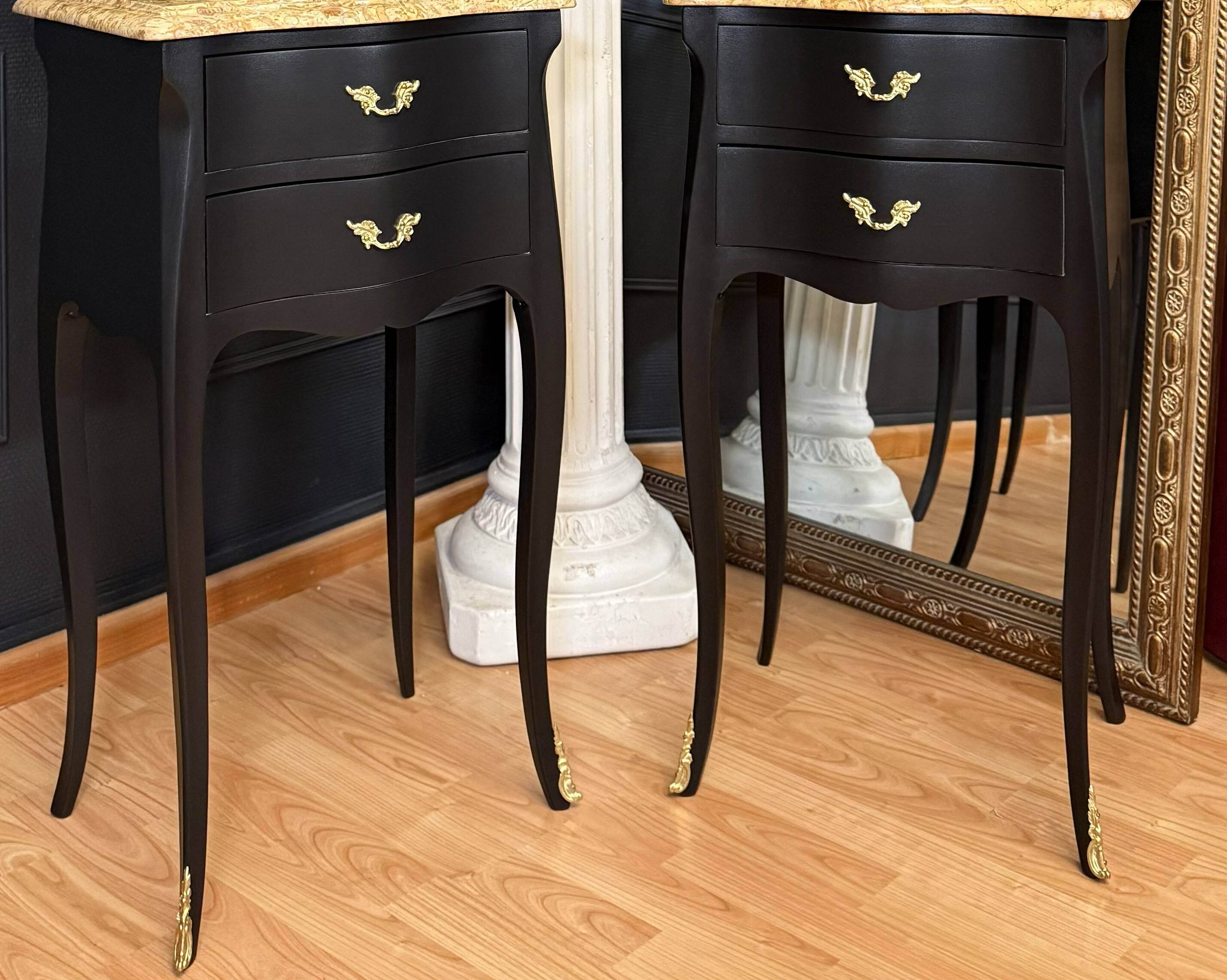 Paire de chevets Louis XV transition noir satiné & marbre beige