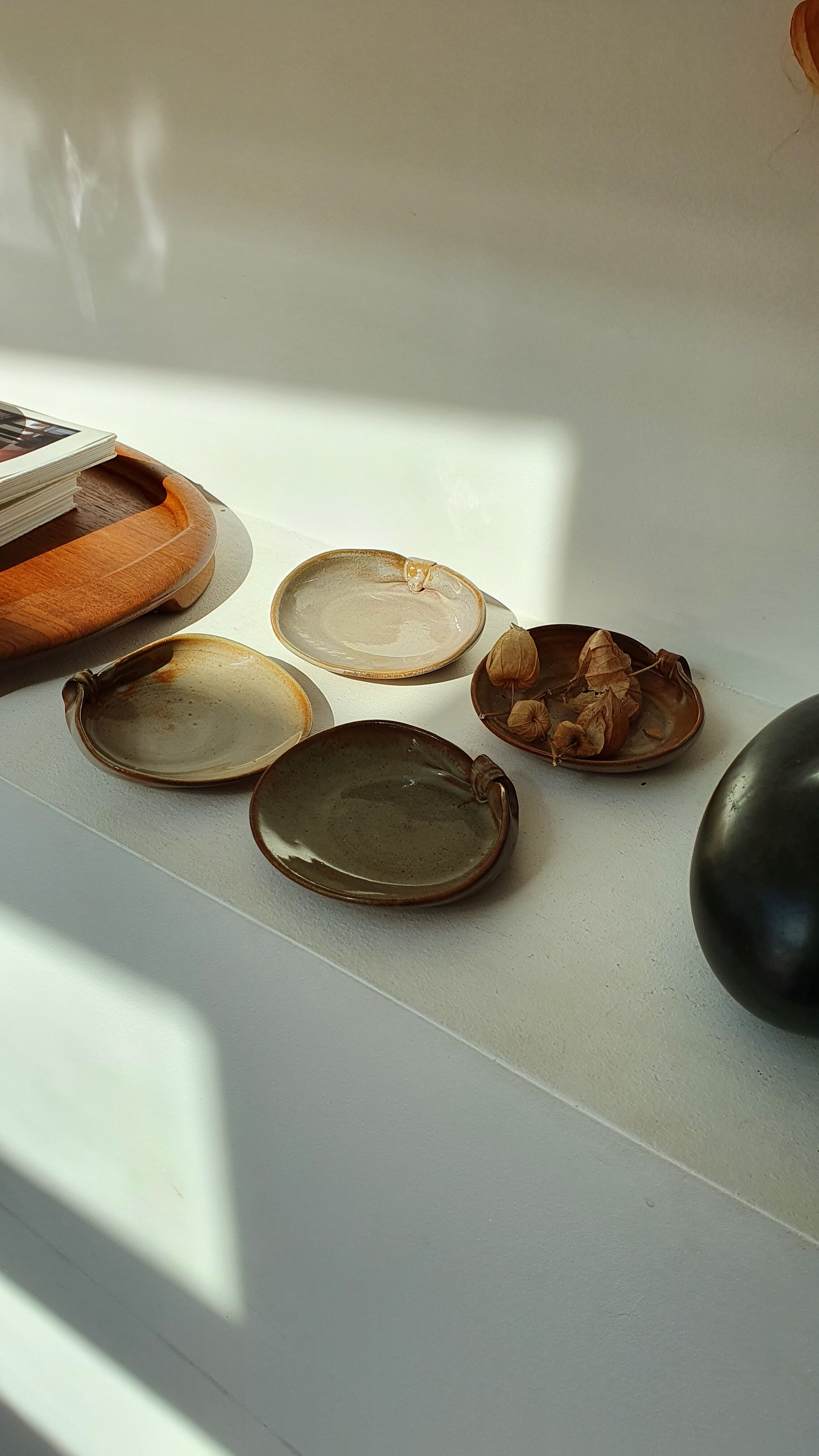 6 enamelled sandstone cups