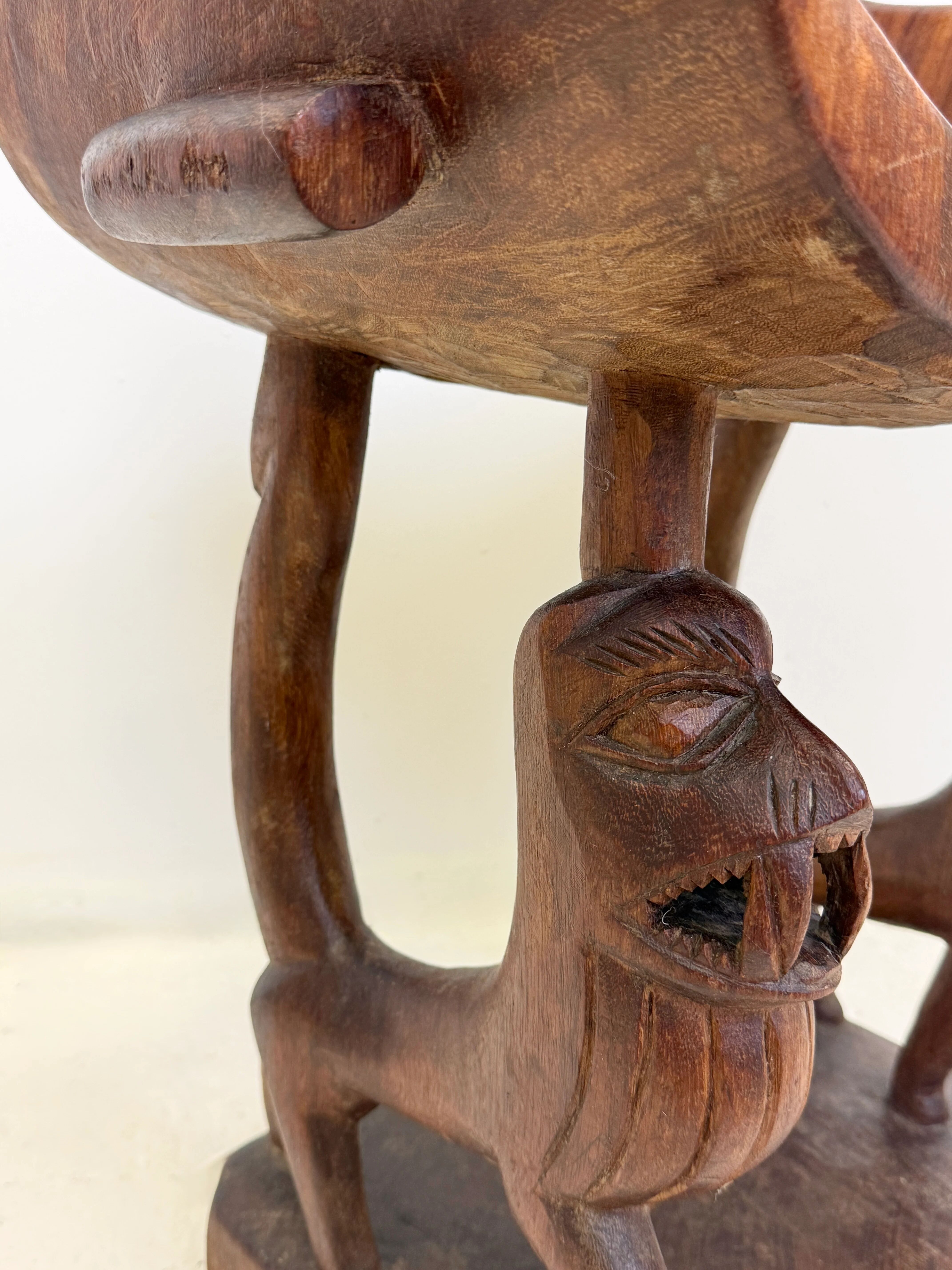 Trône royal "Fon" en bois sculpté – Bénin, XXᵉ siècle