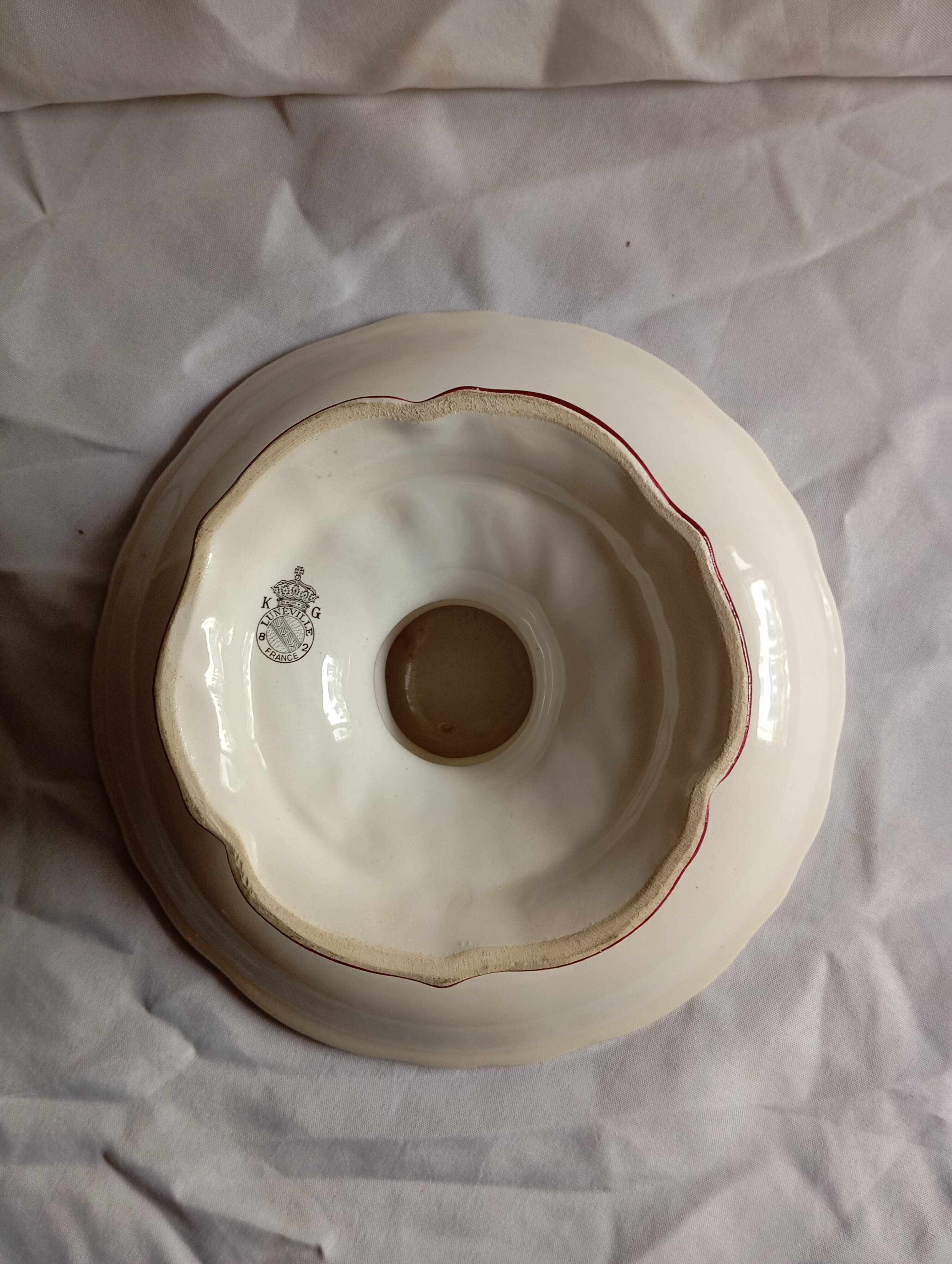 Plat a biscuit sur pied en faience de luneville