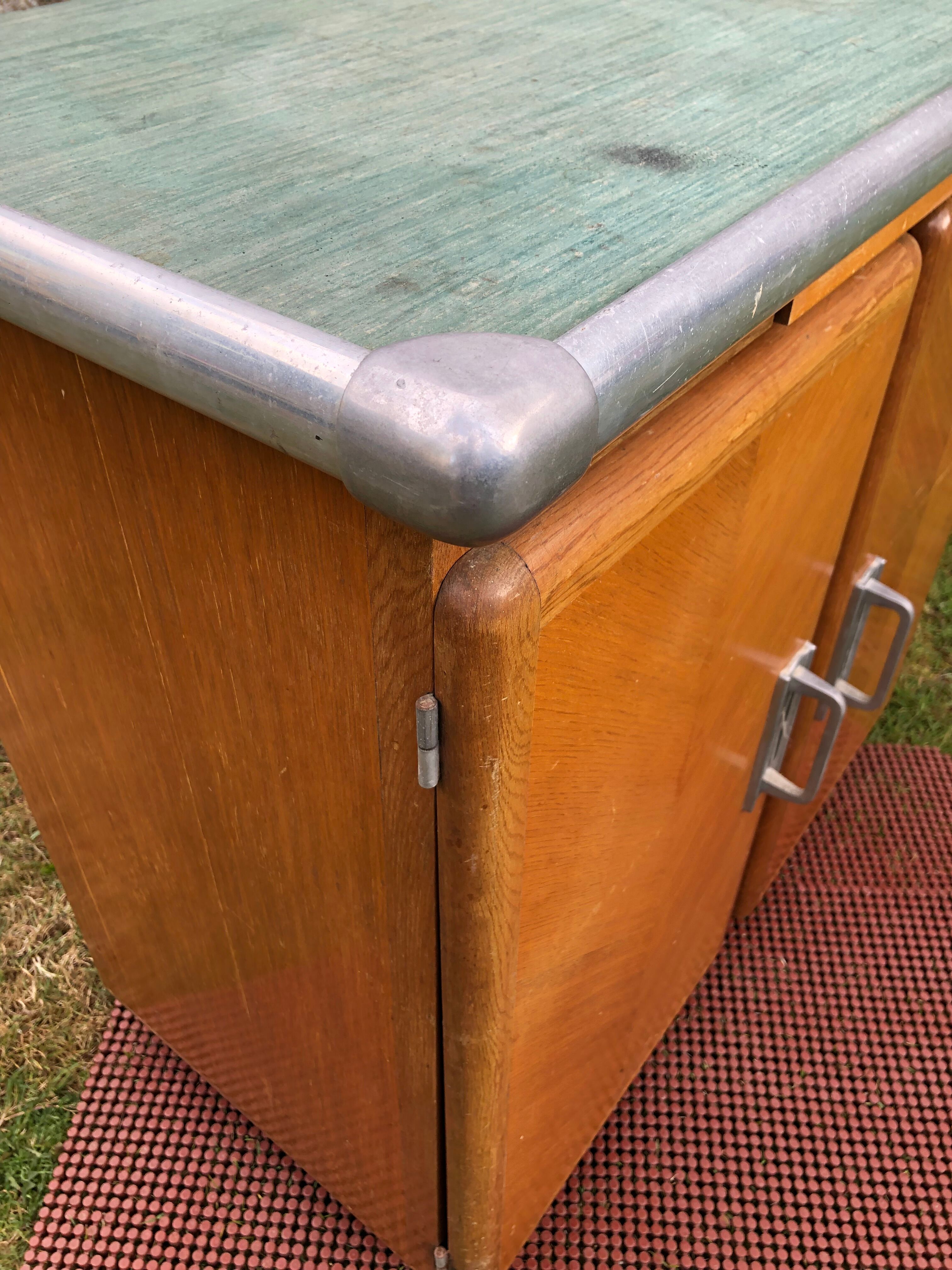 Buffet Mado vintage à 2 portes et 1 tirette en cp chêne.