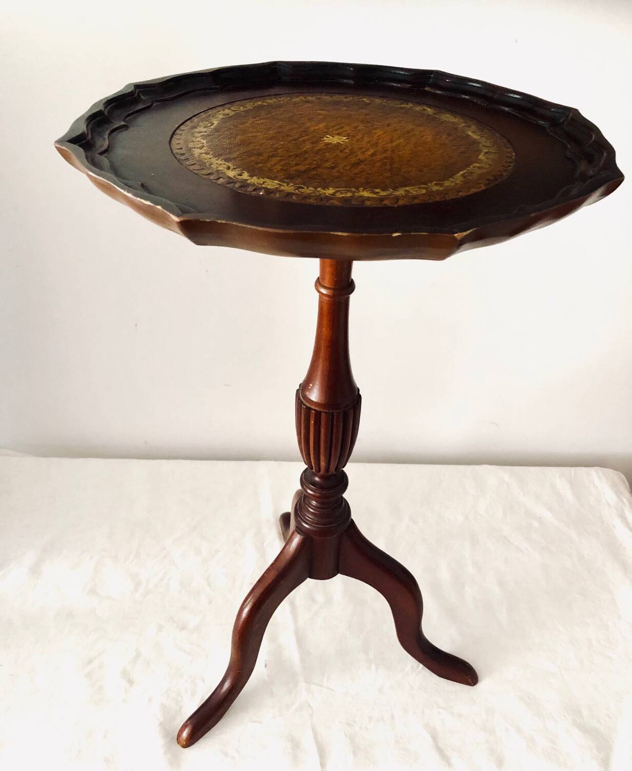 Tripod side table wine table in mahogany and vintage leather